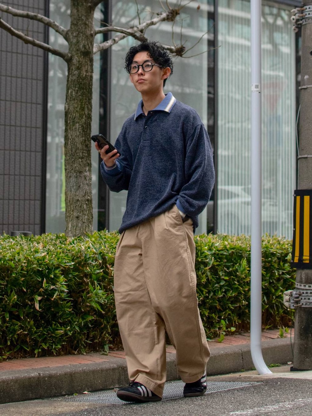 ブルー系のシャツ/ブラウス、ベージュ系のチノパンツ、ブラック系のスニーカーを着用したメンズの冬コーディネートの1枚目の写真