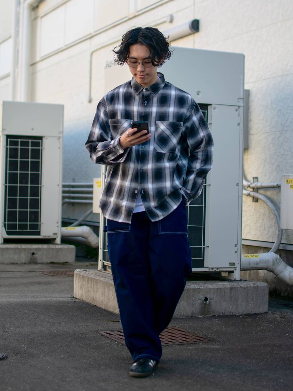 「低身長、体型カバー、ゆったり、niko and ...、シャツ、ワイドパンツ、デニムパンツ、NKJコーデ_niko and ...」｜「niko and...のカラミチェックシャツ（シャツ/ブラウス、ブラック系）」を使った、ぜっきーさん（メンズ・165cm）の春コーディネートの1枚目の写真