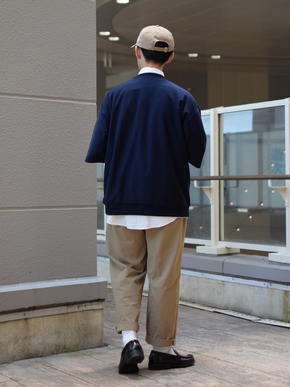 「niko and ...、ニコアンド、ロゴスウェット、ビッグT、ロゴT、白シャツ、レイヤード、ワイドパンツ、ベージュパンツ、ローファー、革靴、キャップ、NEW ERA、春夏コーデ、低身長コーデ」|「NEW ERAの<NEW ERA/ニューエラ>9TWENTYロゴキャップ/259509(キャップ、ベージュ系)」を使った、ぜっきーさん(メンズ・165cm)の春コーディネートの5枚目の写真