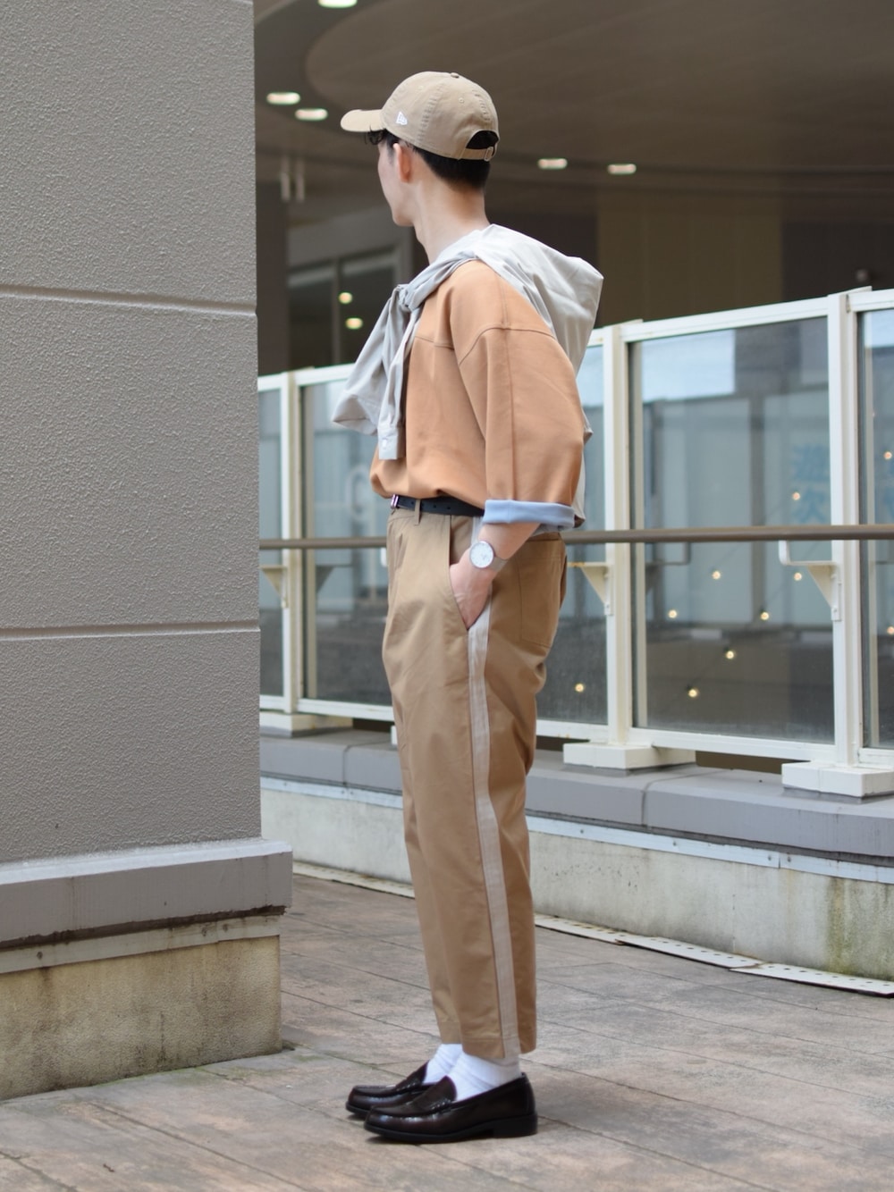 「niko and ...、ニコアンド、ビッグシルエット、7分袖、Tシャツ、タックイン、テーパードパンツ、ラインパンツ、肩掛け、革靴、ローファー、HARUTA、キャップ、NEW ERA、低身長コーデ」|「niko and...のリバーシブル7分袖プルオーバー(Tシャツ/カットソー、イエロー系)」を使った、ぜっきーさん(メンズ・165cm)の春コーディネートの3枚目の写真