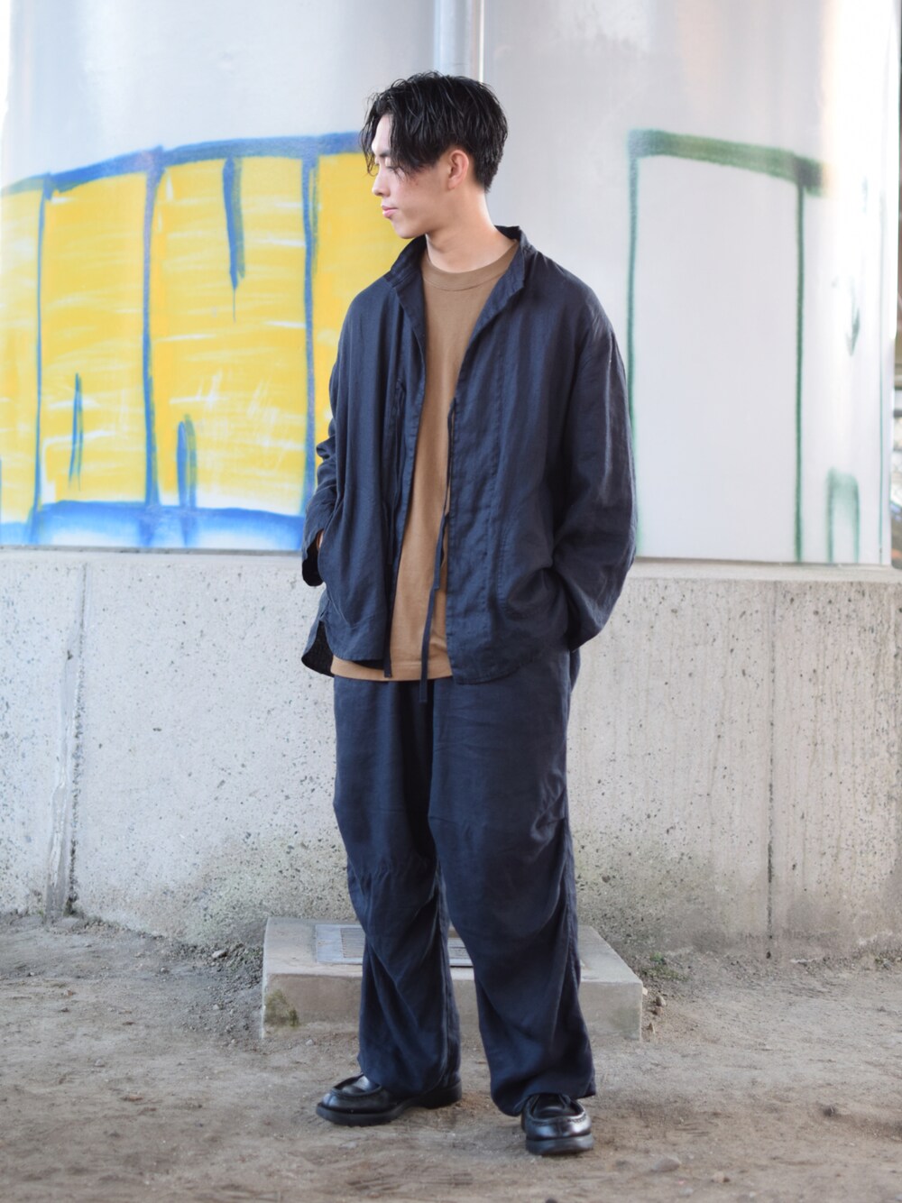 「nest robe、CONFECT、セットアップ、カンフーシャツ、リネンシャツ、ロンT、マスタード、ワイドパンツ、リネンパンツ、軍パン、革靴、KLEMAN、リラックススタイル、低身長コーデ、大人コーデ」｜「nest Robe CONFECTのアイテム（トップス、ブルー系）」を使った、ぜっきーさん（メンズ・165cm）の秋コーディネートの1枚目の写真