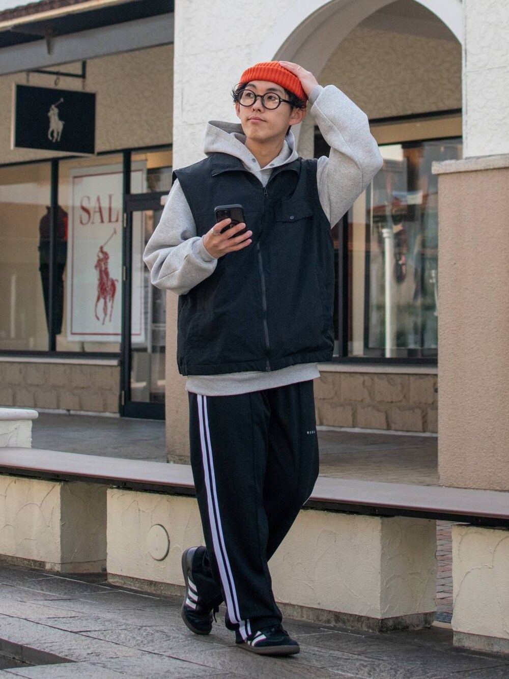 「低身長、低身長コーデ、niko and ...、ニコアンド、NUMERALS、パーカー、ベスト、ワイドパンツ、トラックパンツ、ニット帽、スニーカー、モノトーン、春アウター、春コーデ、春服みてみて」｜「niko and...のオリジナルニットワッチ（ニットキャップ/ビーニー、オレンジ系）」を使った、ぜっきーさん（メンズ・165cm）の春コーディネートの1枚目の写真
