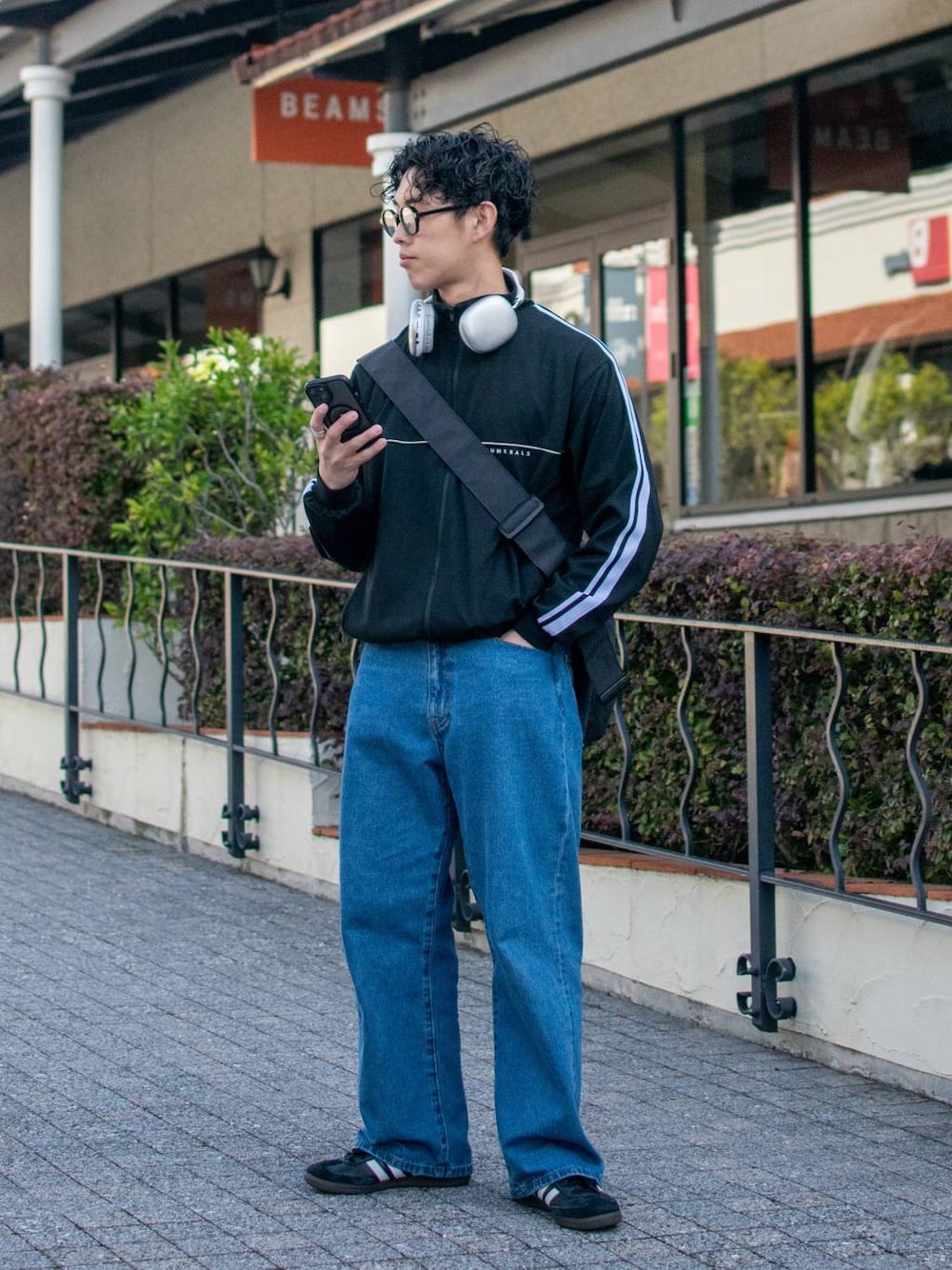 「低身長、低身長コーデ、niko and ...、ニコアンド、NUMERALS、トラックジャケット、ワイドパンツ、デニム、ワイドデニム、スニーカー、ショルダーバッグ、春コーデ、スポーツミックス、春服みてみて、お出かけコーデ」｜「niko and...のラージナイロンショルダーバッグ（ショルダーバッグ、ブラック系）」を使った、ぜっきーさん（メンズ・165cm）の冬コーディネートの1枚目の写真