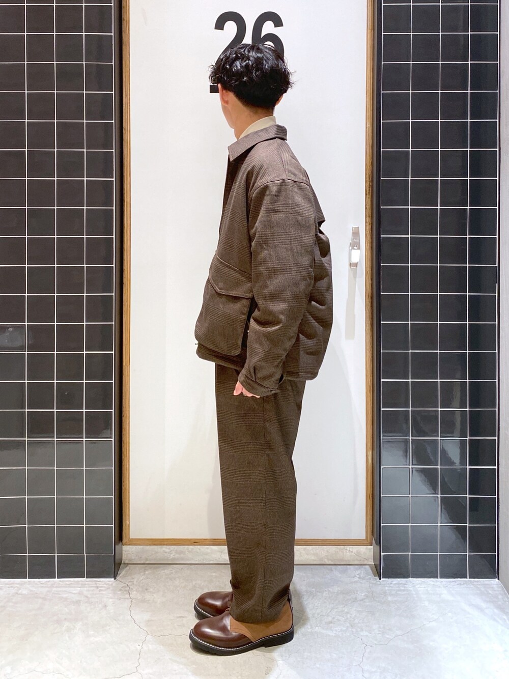 「チェック、ブルゾン、セットアップ、ハイネック、ワイドパンツ、チェックパンツ、革靴、タックイン、きれいめカジュアル、ニコアンド、低身長コーデ、niko and ...、ニコアンド(niko and...)、モックネック、チェック柄に恋してる」｜「niko and...のピーチPEモックネックプルオーバー（Tシャツ/カットソー、ベージュ系）」を使った、ぜっきーさん（メンズ・165cm）の秋コーディネートの3枚目の写真