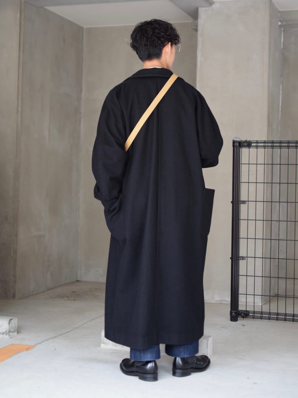 「きれいめカジュアル、ロングコート、チェスターコート、ダブルチェスターコート、BASIS BROEK、ノーカラーシャツ、リネンシャツ、ベスト、CONFECT、サイドゴアブーツ、ワイドデニム、MHL.、BRADY、ミニバッグ、低身長コーデ」｜「BASISBROEKのBASISBROEK/バージスブルック　KING/キング/チェスターコート（ステンカラーコート、ブラック系）」を使った、ぜっきーさん（メンズ・165cm）の冬コーディネートの4枚目の写真