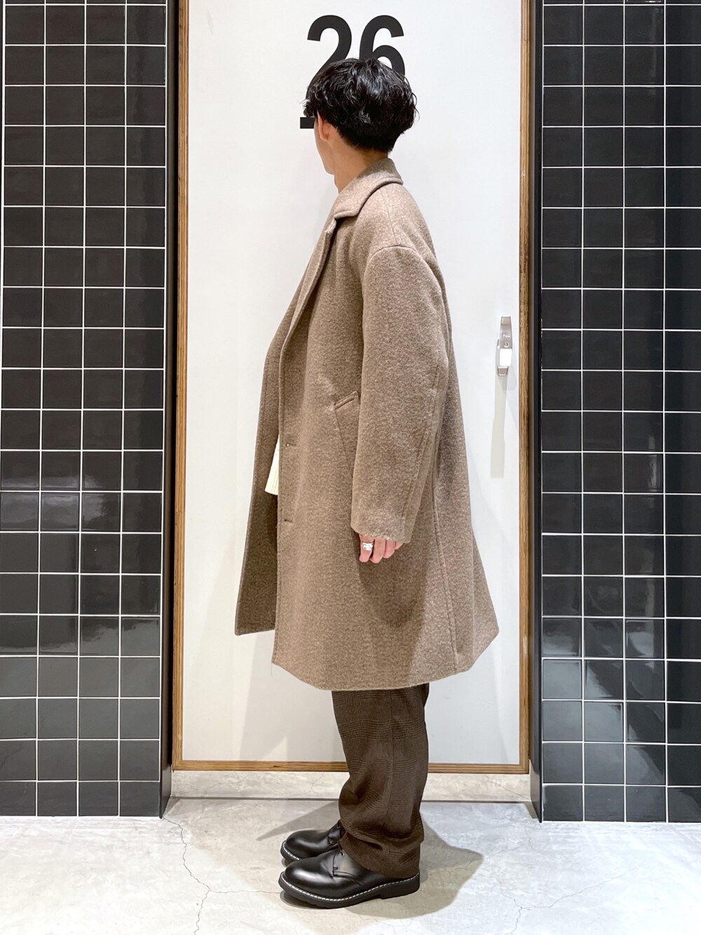 「クリスマスに着たい服、チェック柄に恋してる、ロングコート、チェスターコート、ビッグシルエット、アランニット、ニット、ワイドパンツ、スラックス、チェックパンツ、革靴、冬コーデ、低身長コーデ、きれいめカジュアル、ワントーンコーデ」｜「niko and...のPEネップ起毛コート（チェスターコート、その他）」を使った、ぜっきーさん（メンズ・165cm）の冬コーディネートの3枚目の写真