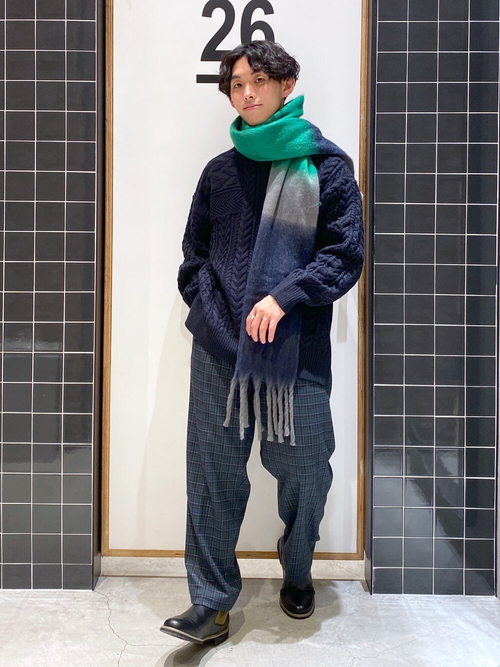 「niko and ...、ニコアンド、ビッグシルエット、ニット、ケーブルニット、ワイドパンツ、チェックパンツ、チェック柄に恋してる、テーパードパンツ、サイドゴアブーツ、ボリュームマフラー、マフラー、低身長コーデ、ゆるコーデ、冬コーデ」｜「niko and...のサイドゴアブーツ（ブーツ、ブラック系）」を使った、ぜっきーさん（メンズ・165cm）の冬コーディネートの2枚目の写真