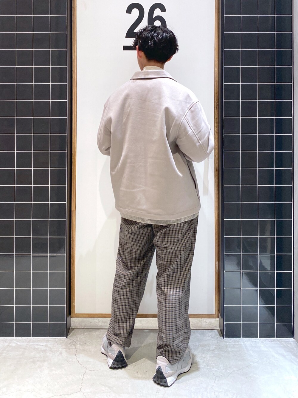 「ブルゾン、カーディガン、ワントーンコーデ、New Balance、ハイネック、レイヤードスタイル、ワイドパンツ、チェックパンツ、タックイン、厚底シューズ、きれいめカジュアル、ニコアンド、低身長コーデ、niko and ...、ニコアンド(niko and...)」|「niko and...のウーリーテックZIPアップブルゾン(ブルゾン、ホワイト系)」を使った、ぜっきーさん(メンズ・165cm)の冬コーディネートの4枚目の写真