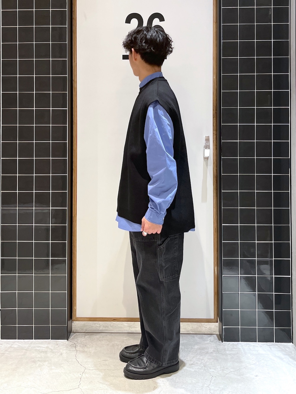 「niko and ...、ニコアンド、青シャツ、シャツ、ニットベスト、ベスト、ワイドパンツ、ワイドデニム、ペインターパンツ、革靴、KLEMAN、低身長コーデ、レイヤードスタイル、春コーデ、きれいめカジュアル」｜「niko and...のmiulisse(ミュウリス）Wポケットシャツ[ストレッチ・イージーケア]（シャツ/ブラウス、ブルー系）」を使った、ぜっきーさん（メンズ・165cm）の冬コーディネートの3枚目の写真