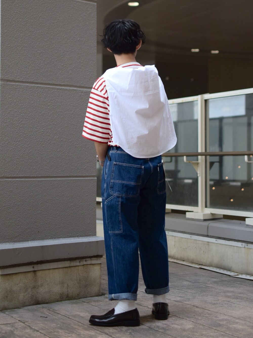 「niko and ...、ニコアンド、ビッグシルエット、春夏コーデ、orcival、ボーダートップス、肩掛け、白シャツ、ワイドパンツ、ワイドデニム、ペインターパンツ、タックイン、ローファー、革靴、低身長コーデ」｜「ORCIVALの【ORCIVAL(オーシバル)】ボートネックショートスリーブTシャツ（Tシャツ/カットソー、レッド系）」を使った、ぜっきーさん（メンズ・165cm）の春コーディネートの3枚目の写真