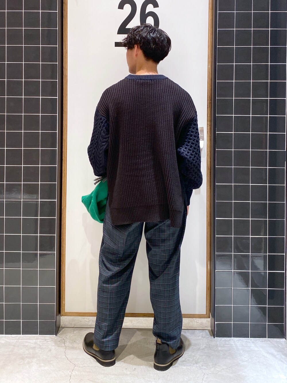 「niko and ...、ニコアンド、ビッグシルエット、ニット、ケーブルニット、ワイドパンツ、チェックパンツ、チェック柄に恋してる、テーパードパンツ、サイドゴアブーツ、ボリュームマフラー、マフラー、低身長コーデ、ゆるコーデ、冬コーデ」｜「niko and...のサイドゴアブーツ（ブーツ、ブラック系）」を使った、ぜっきーさん（メンズ・165cm）の冬コーディネートの5枚目の写真