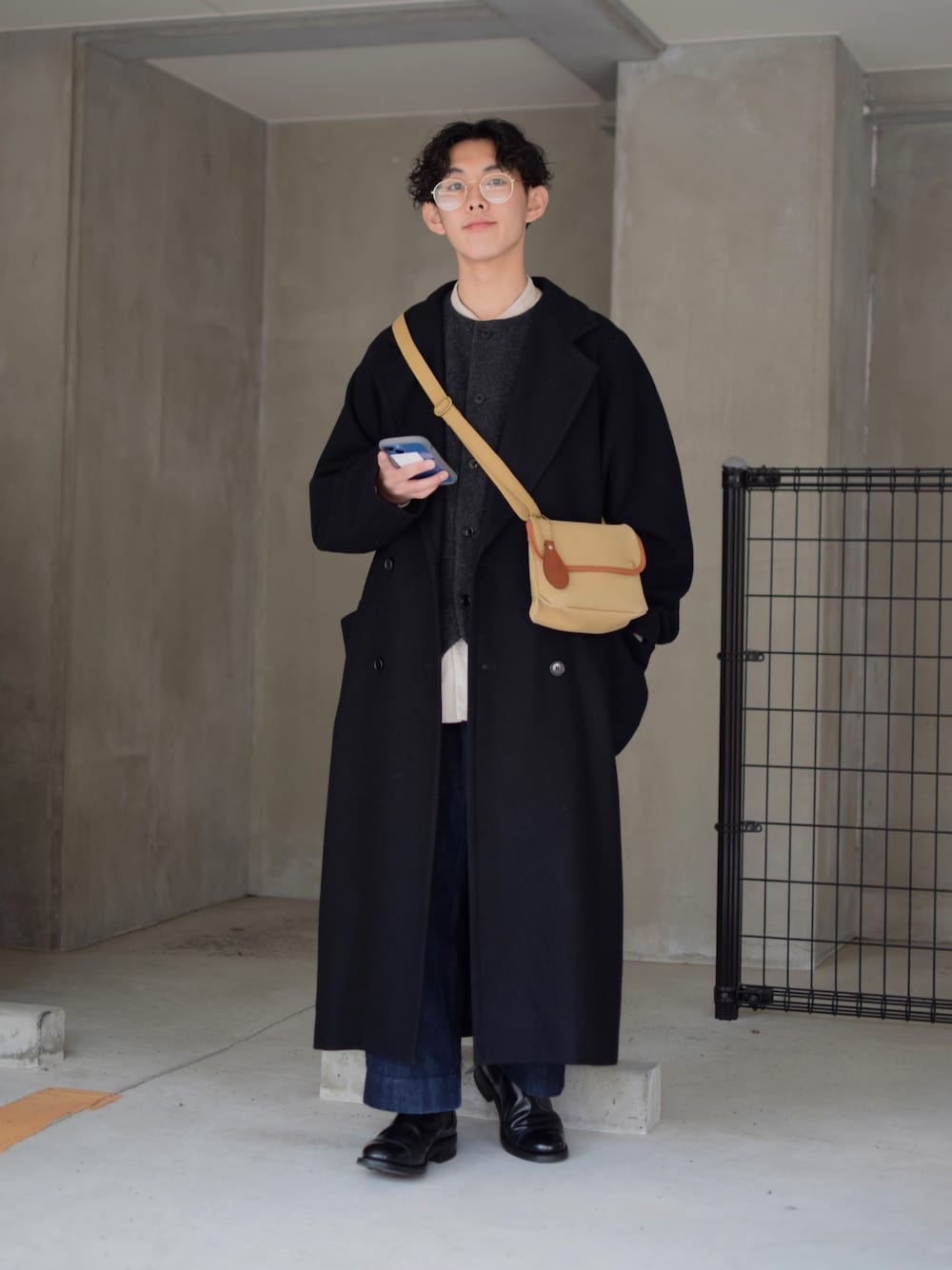「きれいめカジュアル、ロングコート、チェスターコート、ダブルチェスターコート、BASIS BROEK、ノーカラーシャツ、リネンシャツ、ベスト、CONFECT、サイドゴアブーツ、ワイドデニム、MHL.、BRADY、ミニバッグ、低身長コーデ」｜「BASISBROEKのBASISBROEK/バージスブルック　KING/キング/チェスターコート（ステンカラーコート、ブラック系）」を使った、ぜっきーさん（メンズ・165cm）の冬コーディネートの1枚目の写真