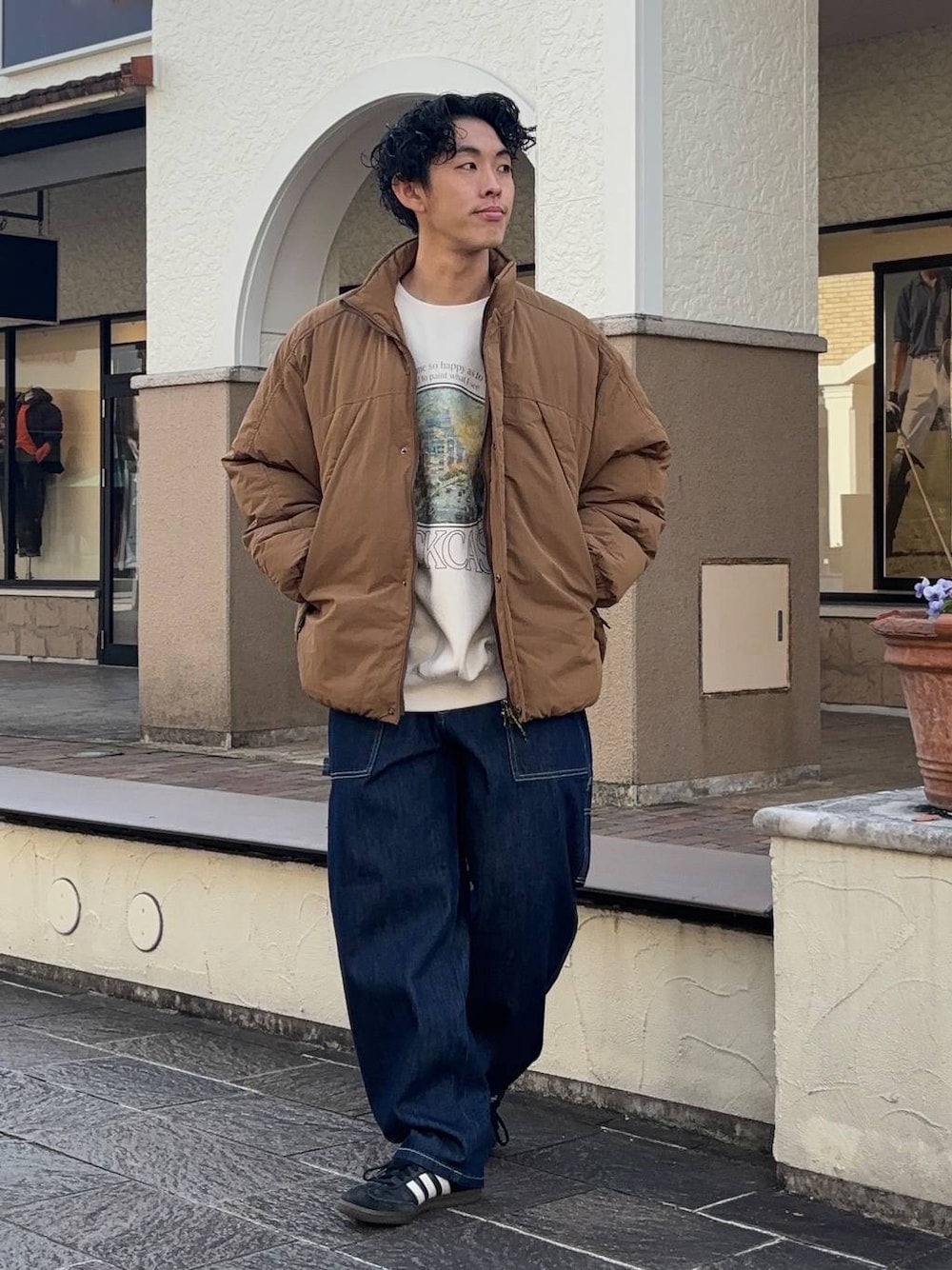 「真冬のあったかスタイル、低身長、低身長コーデ、niko and ...、ニコアンド、デニム、デニムパンツ、ワイドパンツ、ダウンジャケット、お出かけコーデ、スウェット、冬コーデ」｜「niko and...の中綿スタンドミリタリーブルゾン（ブルゾン、イエロー系）」を使った、ぜっきーさん（メンズ・165cm）の冬コーディネートの1枚目の写真