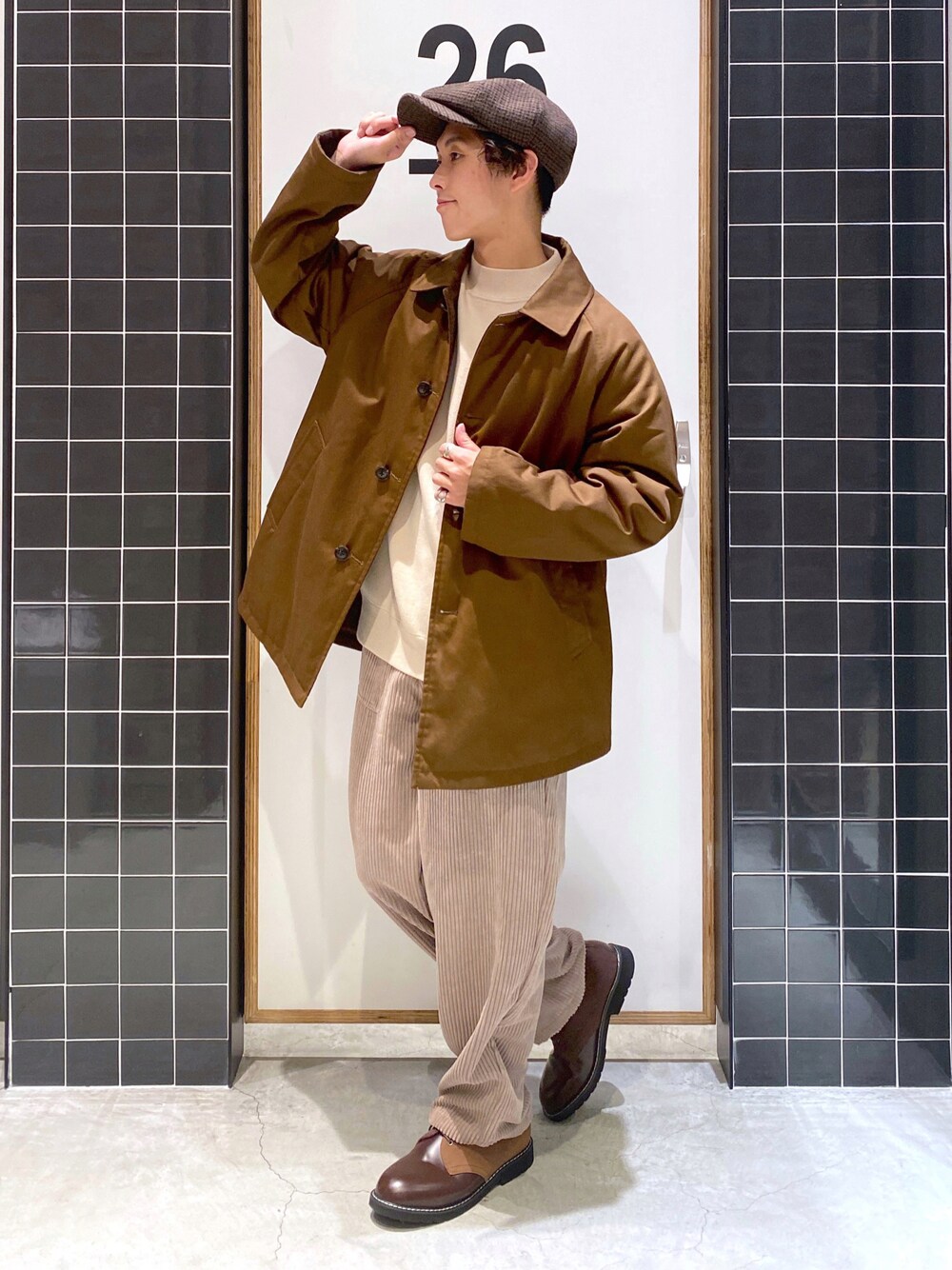 「niko and ...、ニコアンド、ニコアンド(niko and...)、ステンカラーコート、ショートコート、ハイネックニット、ワイドパンツ、コーデュロイパンツ、革靴、キャスケット、きれいめカジュアル、冬コーデ、リバーシブル、ワントーンコーデ、ブラウン」｜「niko and...のリバーシブルショートコート（ステンカラーコート、イエロー系）」を使った、ぜっきーさん（メンズ・165cm）の秋コーディネートの1枚目の写真