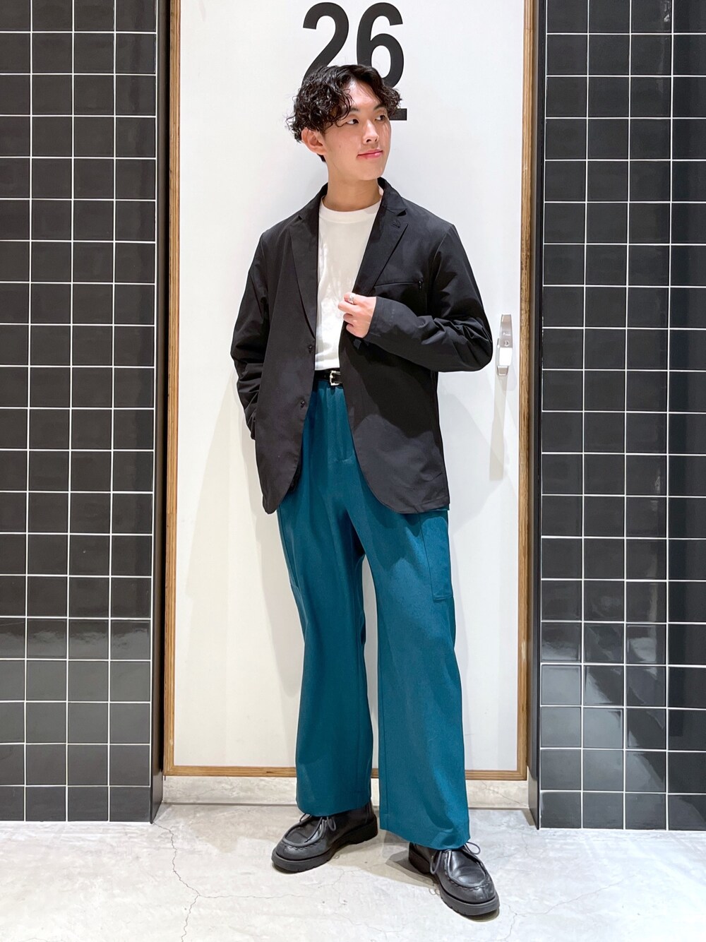 「niko and ...、ニコアンド、NUMERALS、テーラードジャケット、タックイン、白Tシャツ、ワイドパンツ、カラーパンツ、グリーン、スラックス、革靴、KLEMAN、低身長コーデ、きれいめカジュアル、春コーデ」｜「NUMERALSの[NUMERALS]ストレッチベーシックジャケット[セットアップ対応]（テーラードジャケット、ブラック系）」を使った、ぜっきーさん（メンズ・165cm）の冬コーディネートの1枚目の写真