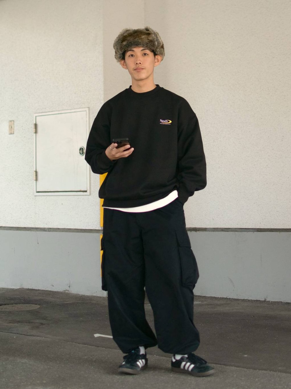 「低身長、体型カバー、ゆったり、niko and ...、フライトキャップ_niko and...、スウェット」｜「niko and...のワンポイント裏起毛クルーネックプルオーバー（スウェット、ブラック系）」を使った、ぜっきーさん（メンズ・165cm）の秋コーディネートの1枚目の写真