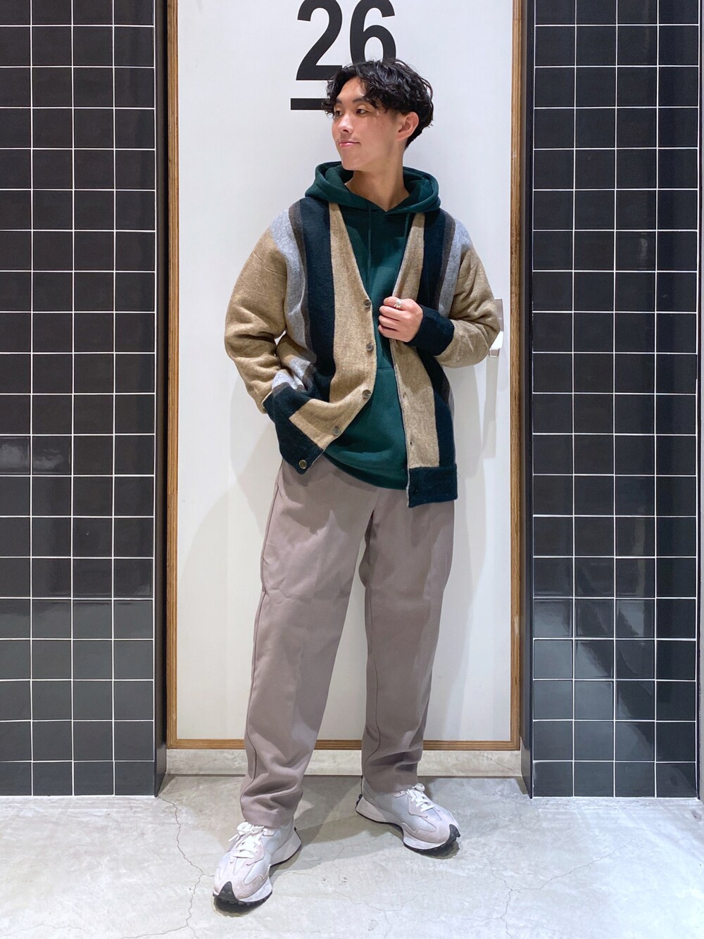 「テーパードパンツ、カーディガン、ビッグシルエット、グリーン、パーカー、New Balance、プリント、ストライプ、冬コーデ、ワイドパンツ、厚底シューズ、ベージュコーデ、ニコアンド、niko and ...、ニコアンド(niko and...)」｜「niko and...のストライプBIGVネックカーディガン2（カーディガン/ボレロ、ベージュ系）」を使った、ぜっきーさん（メンズ・165cm）の秋コーディネートの1枚目の写真