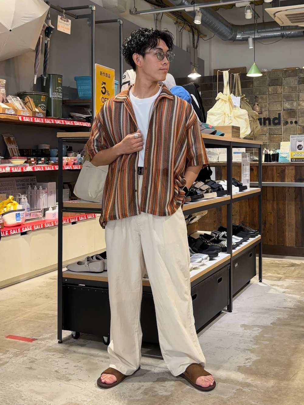 「低身長、体型カバー、ゆったり、niko and ...、シャツ、Tシャツ、ワイドパンツ、サングラス」｜「niko and...のウェリントンカラーサングラス（サングラス、グレー系）」を使った、ぜっきーさん（メンズ・165cm）の夏コーディネートの1枚目の写真