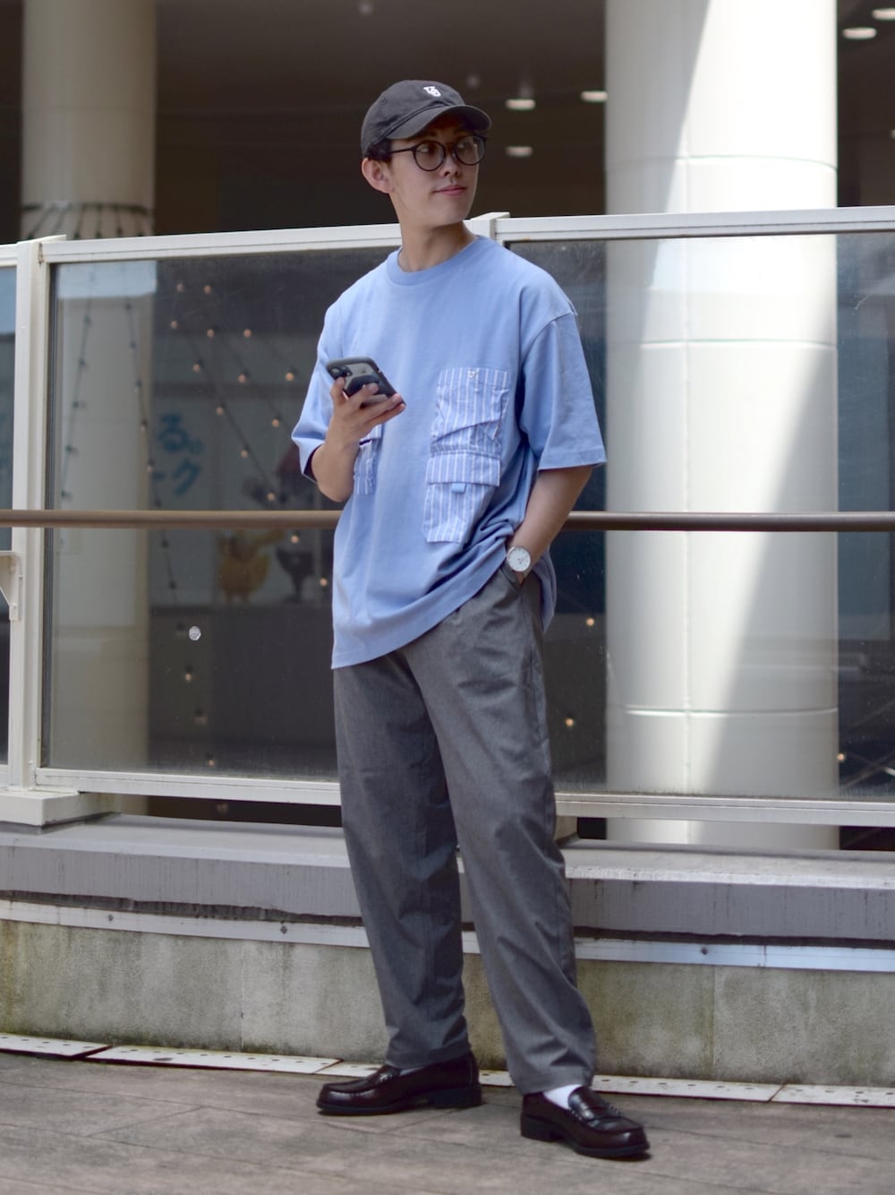 「niko and ...、ニコアンド、ビッグT、水色、ワイドパンツ、テーパードパンツ、革靴、ローファー、グレーパンツ、グレー、キャップ、universaloverall、きれいめカジュアル、低身長コーデ、シンプルコーデ」｜「UNIVERSAL OVERALLの【UNIVERSAL OVERALL】別注ウォッシュドコットンローキャップ（キャップ、グレー系）」を使った、ぜっきーさん（メンズ・165cm）の春コーディネートの1枚目の写真