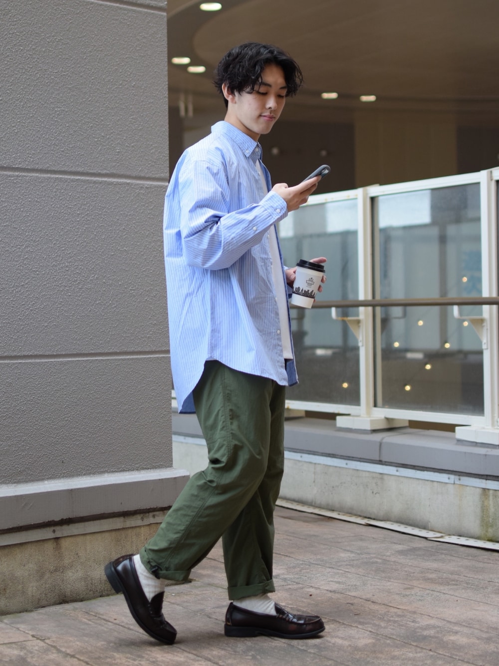 「春服みてみて、春コーデ、シャツスタイル、ストライプ、ストライプシャツ、水色シャツ、ロンT、白Tシャツ、カーキパンツ、革靴、ローファー、ロールアップ、ビッグシルエット、きれいめカジュアル、低身長コーデ」｜「niko and...のスタンダードテックボタンダウンシャツ（シャツ/ブラウス、ブルー系）」を使った、ぜっきーさん（メンズ・165cm）の春コーディネートの2枚目の写真
