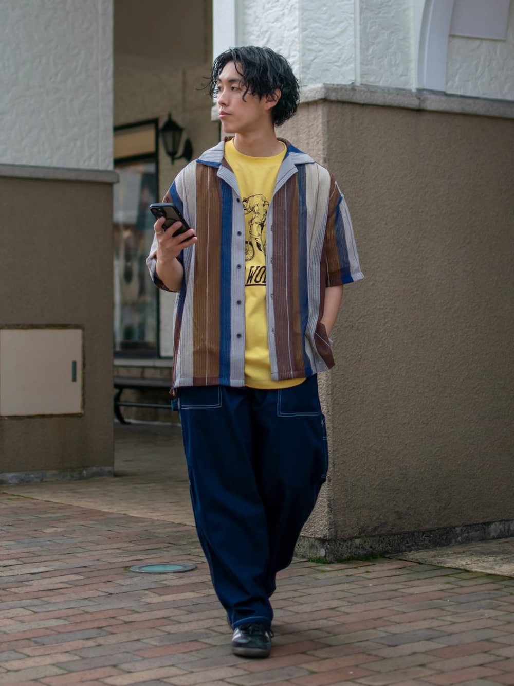 「低身長、体型カバー、ゆったり、niko and ...、シャツ、Tシャツ、ワイドパンツ、デニムパンツ、NKJコーデ_niko and ...」｜「niko and...のアニマルプリントTシャツ（Tシャツ/カットソー、イエロー系）」を使った、ぜっきーさん（メンズ・165cm）の春コーディネートの1枚目の写真