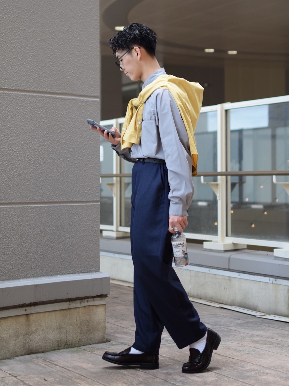 「niko and ...、ニコアンド、春夏コーデ、シャツスタイル、ノーカラーシャツ、バンドカラーシャツ、イエロー、肩掛け、ワイドパンツ、イージーパンツ、テーパードパンツ、革靴、ローファー、タックイン、低身長コーデ」｜「NUMERALSの[NUMERALS]バンドカラーシャツ（シャツ/ブラウス、グレー系）」を使った、ぜっきーさん（メンズ・165cm）の春コーディネートの4枚目の写真