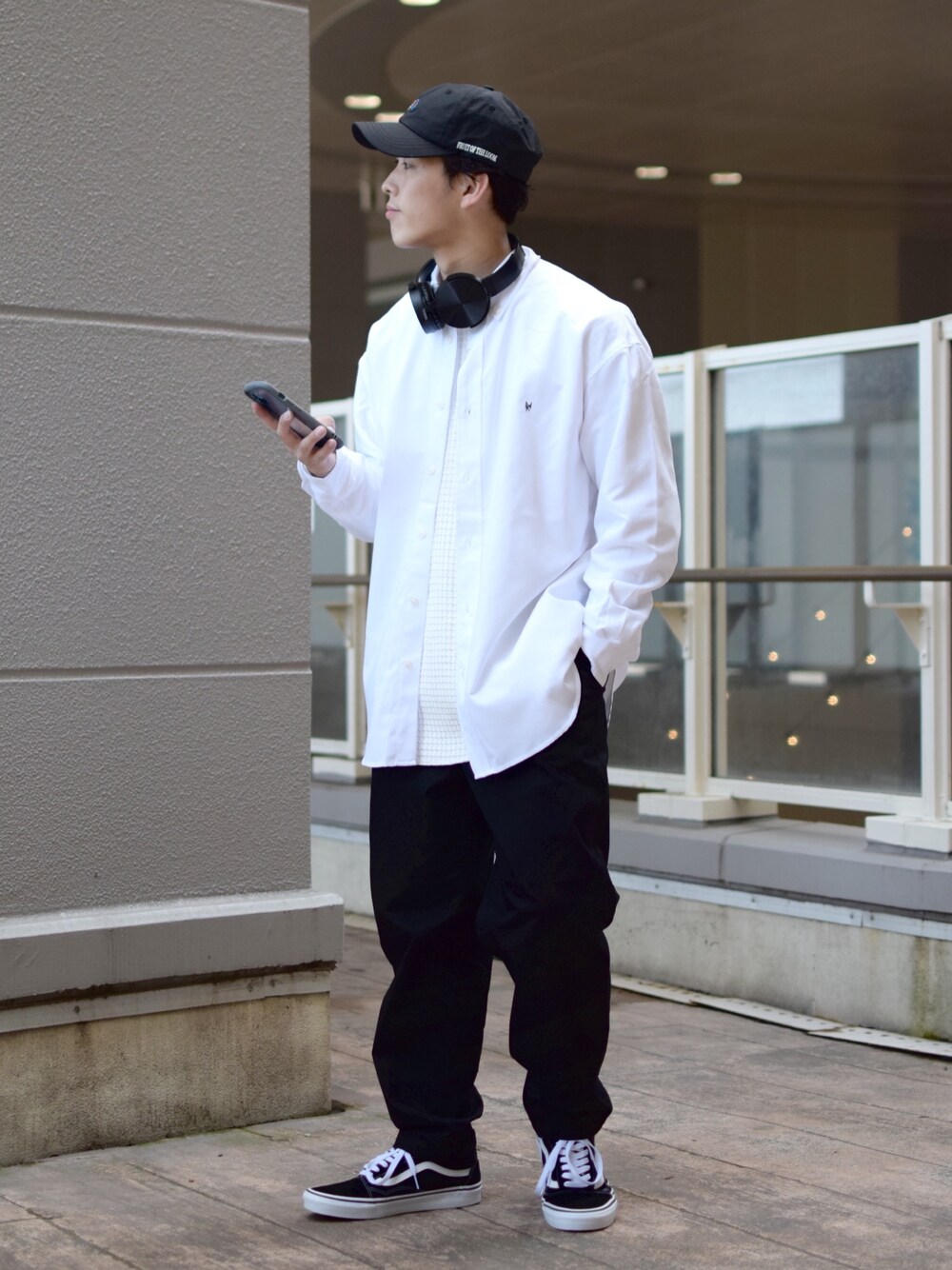 「春服みてみて、シャツスタイル、春コーデ、ビッグシルエット、ビッグシャツ、白シャツ、白Tシャツ、ワッフル、黒パンツ、テーパードパンツ、キャップ、スニーカー、カジュアルコーデ、モノトーンコーデ、低身長コーデ」｜「niko and...のオックスボタンダウンビッグシャツ（シャツ/ブラウス、ホワイト系）」を使った、ぜっきーさん（メンズ・165cm）の春コーディネートの2枚目の写真