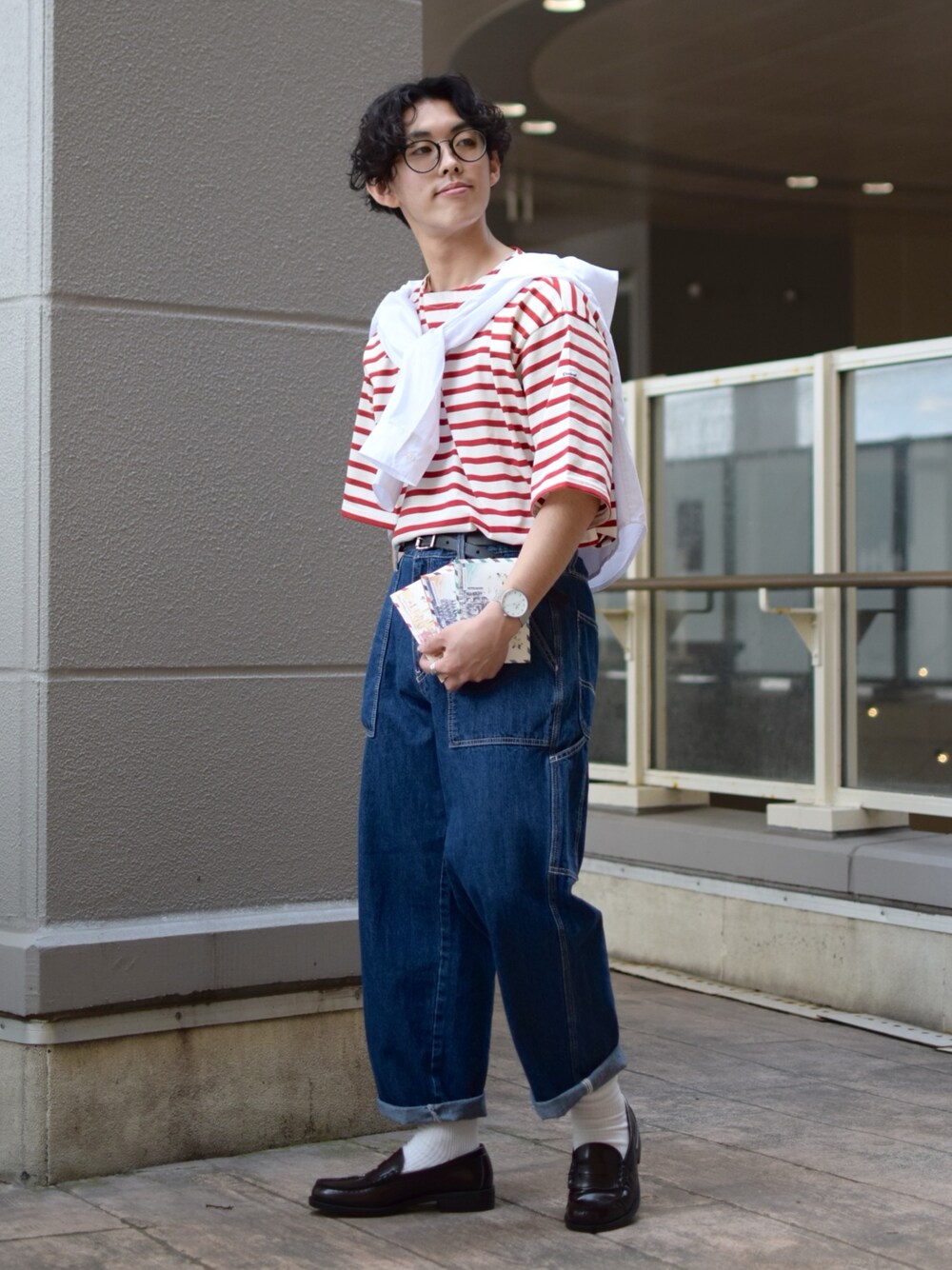 「niko and ...、ニコアンド、ビッグシルエット、春夏コーデ、orcival、ボーダートップス、肩掛け、白シャツ、ワイドパンツ、ワイドデニム、ペインターパンツ、タックイン、ローファー、革靴、低身長コーデ」｜「ORCIVALの【ORCIVAL(オーシバル)】ボートネックショートスリーブTシャツ（Tシャツ/カットソー、レッド系）」を使った、ぜっきーさん（メンズ・165cm）の春コーディネートの4枚目の写真