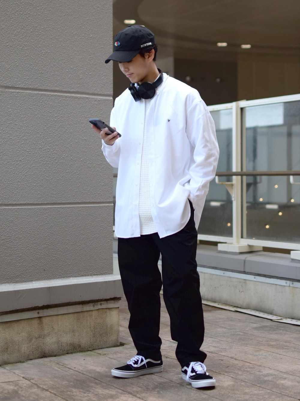 「春服みてみて、シャツスタイル、春コーデ、ビッグシルエット、ビッグシャツ、白シャツ、白Tシャツ、ワッフル、黒パンツ、テーパードパンツ、キャップ、スニーカー、カジュアルコーデ、モノトーンコーデ、低身長コーデ」｜「niko and...のオックスボタンダウンビッグシャツ（シャツ/ブラウス、ホワイト系）」を使った、ぜっきーさん（メンズ・165cm）の春コーディネートの1枚目の写真