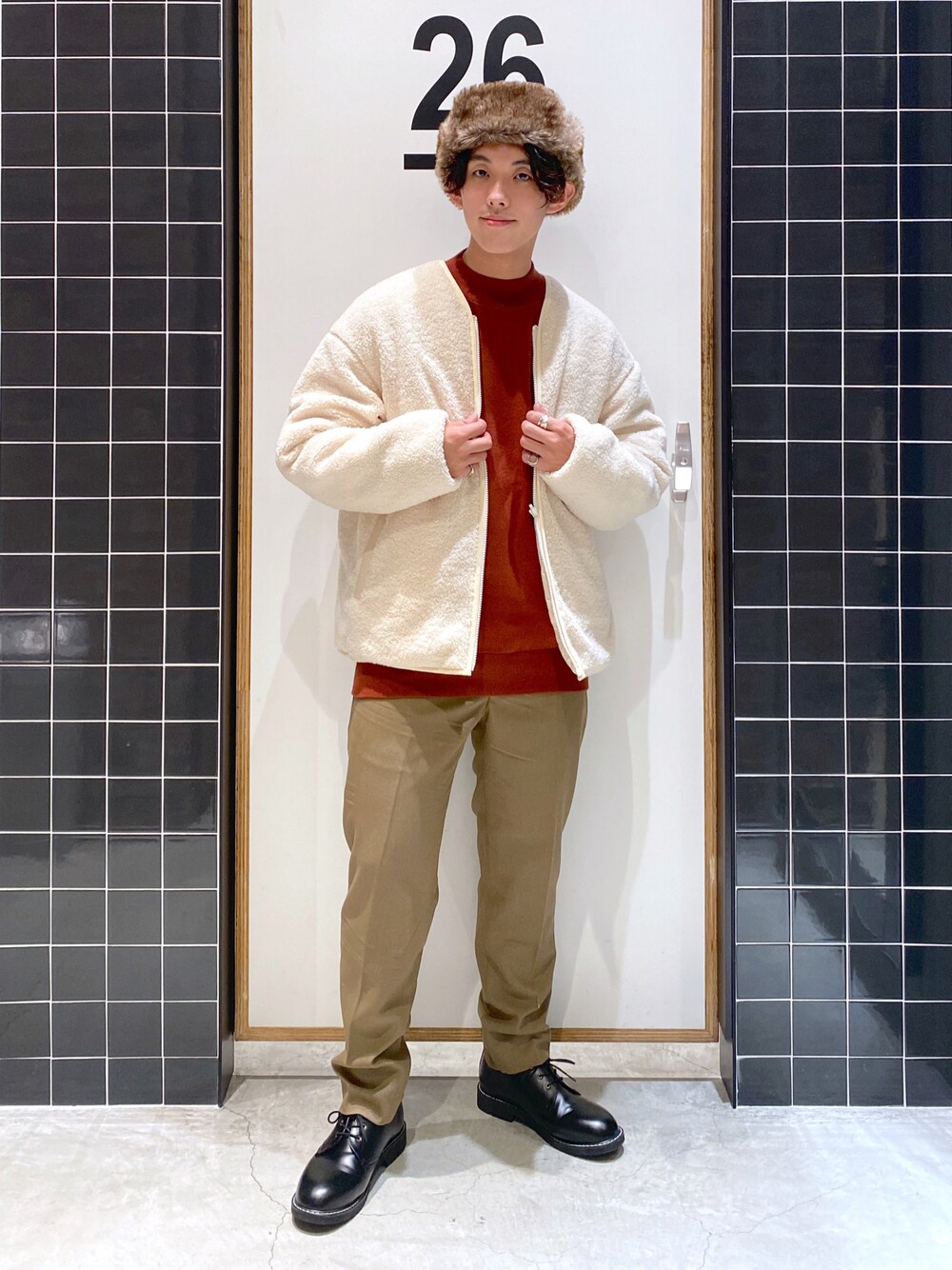 「テーパードパンツ、カーディガン、ボア、スラックス、オレンジ、革靴、ハイネックニット、きれいめカジュアル、ボアジャケット、ニコアンド、低身長コーデ、niko and ...、フライトキャップ、ニコアンド(niko and...)、モックネック」｜「niko and...のリバーシブルボアZIPカーディガン（ブルゾン、ホワイト系）」を使った、ぜっきーさん（メンズ・165cm）の秋コーディネートの1枚目の写真