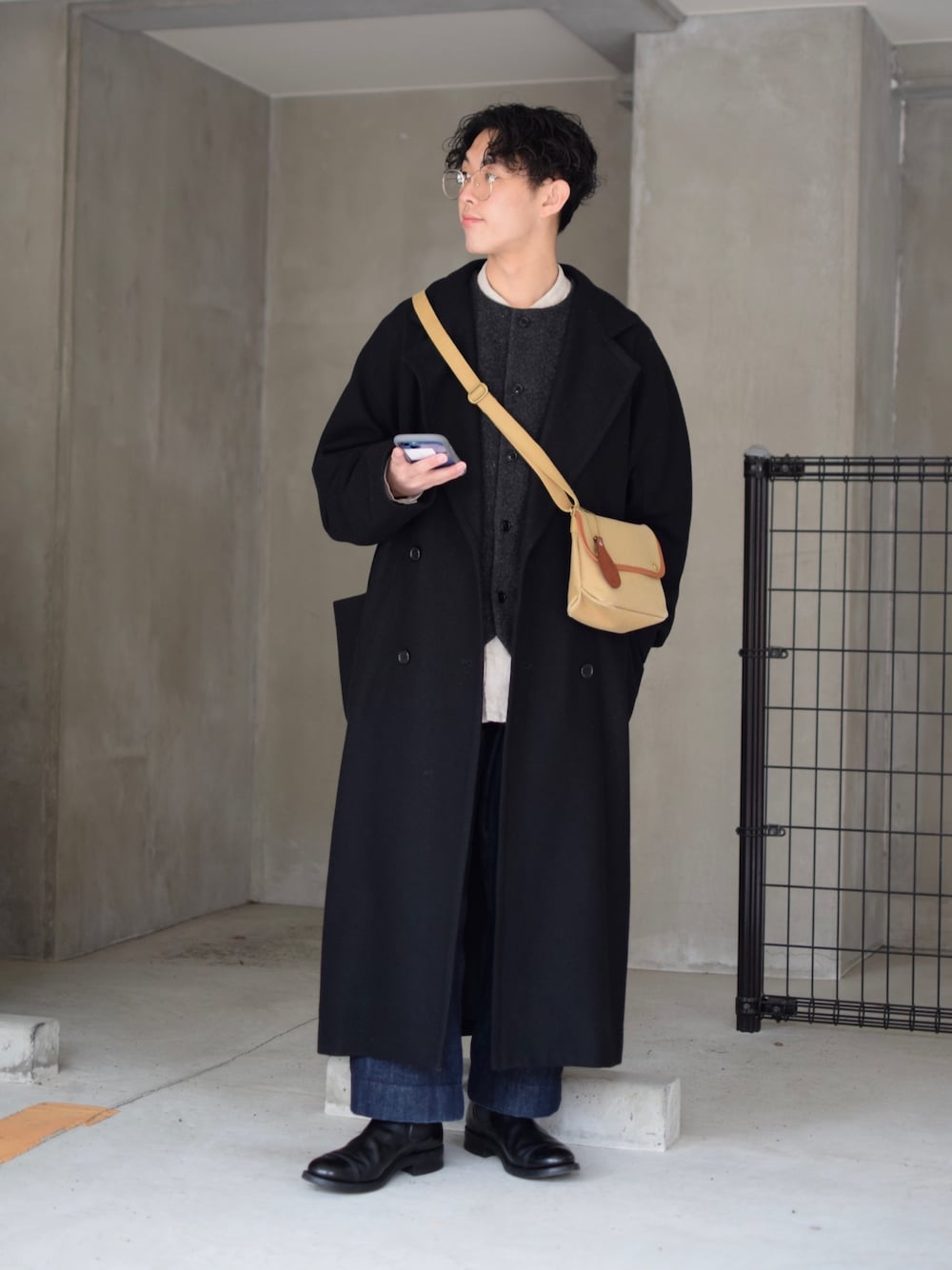 「きれいめカジュアル、ロングコート、チェスターコート、ダブルチェスターコート、BASIS BROEK、ノーカラーシャツ、リネンシャツ、ベスト、CONFECT、サイドゴアブーツ、ワイドデニム、MHL.、BRADY、ミニバッグ、低身長コーデ」｜「BASISBROEKのBASISBROEK/バージスブルック　KING/キング/チェスターコート（ステンカラーコート、ブラック系）」を使った、ぜっきーさん（メンズ・165cm）の冬コーディネートの2枚目の写真