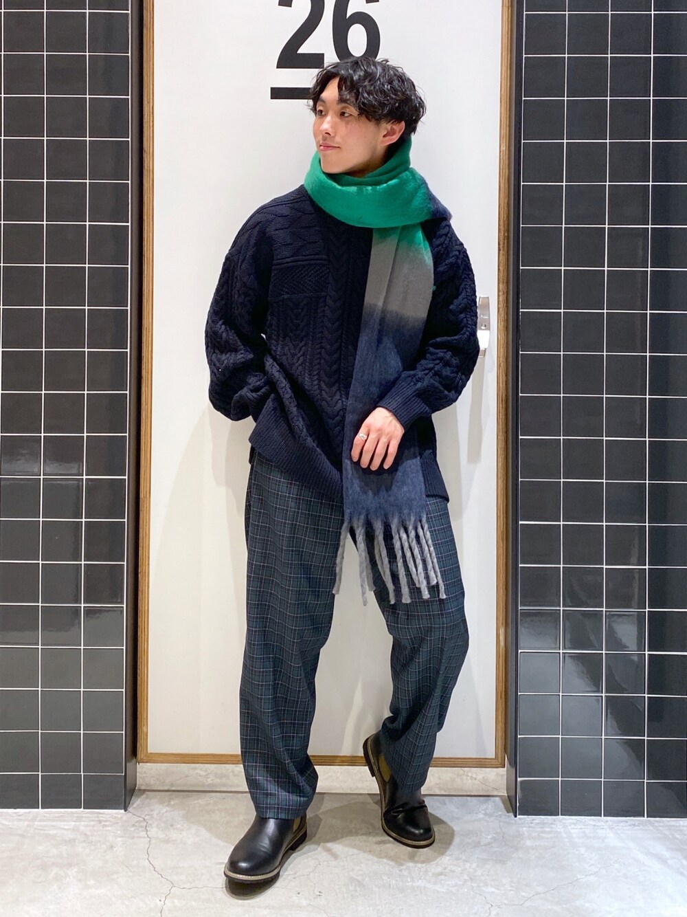 「niko and ...、ニコアンド、ビッグシルエット、ニット、ケーブルニット、ワイドパンツ、チェックパンツ、チェック柄に恋してる、テーパードパンツ、サイドゴアブーツ、ボリュームマフラー、マフラー、低身長コーデ、ゆるコーデ、冬コーデ」｜「niko and...のサイドゴアブーツ（ブーツ、ブラック系）」を使った、ぜっきーさん（メンズ・165cm）の冬コーディネートの1枚目の写真