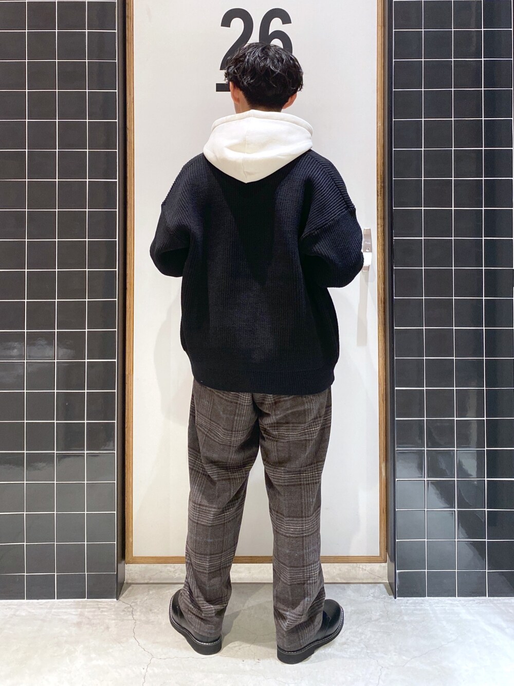 「カーディガン、ビッグシルエット、パーカー、ニットカーディガン、モノトーン、オーバーサイズ、ワイドパンツ、チェックパンツ、革靴、シンプルコーデ、ニコアンド、カジュアルコーデ、白パーカー、niko and ...、ニコアンド(niko and...)」｜「niko and...の三杢BIGVネックニットカーディガン（カーディガン/ボレロ、ブラック系）」を使った、ぜっきーさん（メンズ・165cm）の冬コーディネートの4枚目の写真