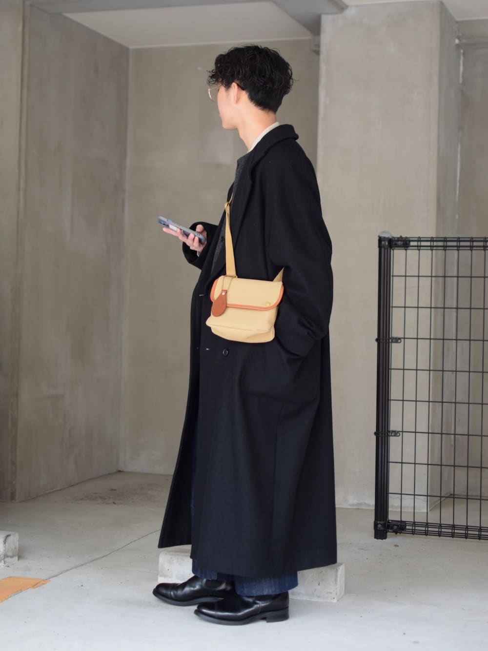 「きれいめカジュアル、ロングコート、チェスターコート、ダブルチェスターコート、BASIS BROEK、ノーカラーシャツ、リネンシャツ、ベスト、CONFECT、サイドゴアブーツ、ワイドデニム、MHL.、BRADY、ミニバッグ、低身長コーデ」｜「BASISBROEKのBASISBROEK/バージスブルック　KING/キング/チェスターコート（ステンカラーコート、ブラック系）」を使った、ぜっきーさん（メンズ・165cm）の冬コーディネートの3枚目の写真