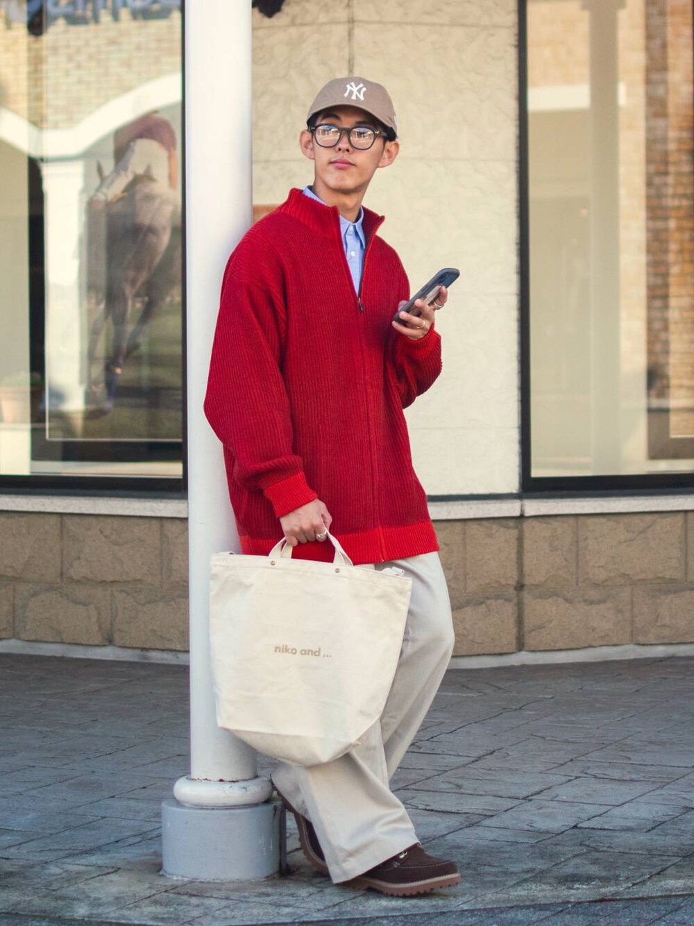 「niko and...、ニコアンド、低身長、低身長コーデ、ニット、カーディガン、シャツ、ワイドパンツ、白パンツ、デッキシューズ、キャップ、NEW ERA、きれいめカジュアル、レイヤードスタイル、トートバッグ」｜「niko and...のオリジナルクラウンパントだて眼鏡＆サングラス（メガネ、ブラック系）」を使った、ぜっきーさん（メンズ・165cm）の秋コーディネートの1枚目の写真