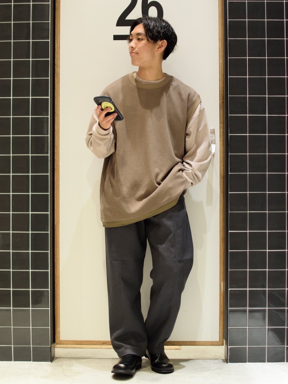 「niko and ...、ニコアンド、ロンT、ニットベスト、ベージュ、ベージュコーデ、ワイドパンツ、グレーパンツ、スリッポン、革靴、きれいめカジュアル、低身長コーデ、レイヤードスタイル、ゆるコーデ、秋コーデ」｜「niko and...の脇スリットロンＴ（Tシャツ/カットソー、ベージュ系）」を使った、ぜっきーさん（メンズ・165cm）の秋コーディネートの1枚目の写真