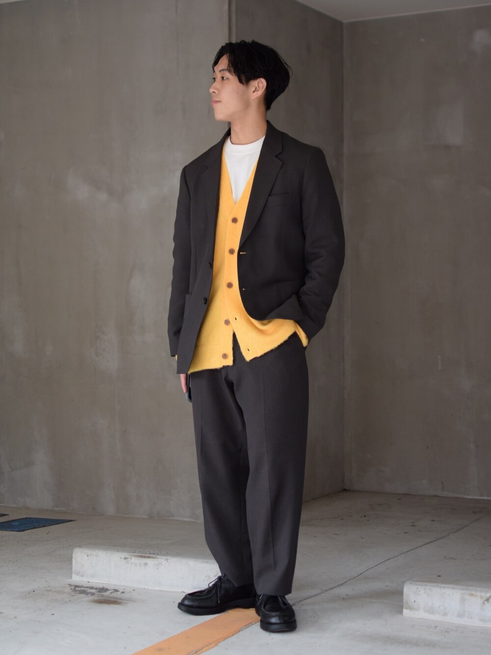 「UNIQLO、UNIQLO U、ユニクロ、セットアップ、テーラードジャケット、ジャケット、カーディガン、ニットカーディガン、カラーニット、スラックス、ワイドパンツ、テーパードパンツ、革靴、低身長コーデ、シンプルコーデ」｜「UNIQLOのテーラードジャケット セットアップ可能（その他アウター、グレー系）」を使った、ぜっきーさん（メンズ・165cm）の冬コーディネートの2枚目の写真