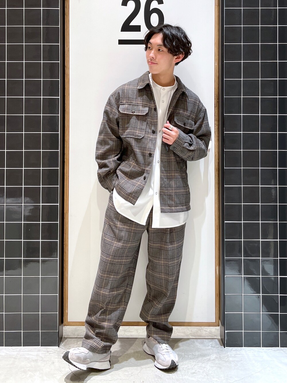 「niko and ...、ニコアンド、私の推しブランド、CPOジャケット、CPOシャツ、チェックシャツ、ノーカラーシャツ、白シャツ、チェックパンツ、スラックス、ワイドパンツ、新年一発目、セットアップ、低身長コーデ、厚底シューズ」｜「niko and...のツイルチェックCPOジャケット（ブルゾン、グレー系）」を使った、ぜっきーさん（メンズ・165cm）の冬コーディネートの1枚目の写真