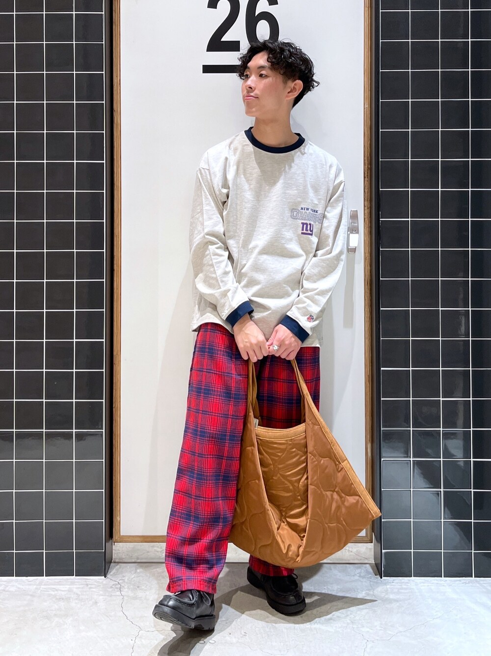 「niko and ...、ニコアンド、私の推しブランド、ロゴT、ロンT、ワイドパンツ、チェックパンツ、チェック柄に恋してる、トートバッグ、カジュアルコーデ、春コーデ、低身長コーデ、シンプルコーデ、NFL、ゆるコーデ」｜「NFLの【NFL×niko and ...】コラボロンＴ（Tシャツ/カットソー、グレー系）」を使った、ぜっきーさん（メンズ・165cm）の冬コーディネートの2枚目の写真