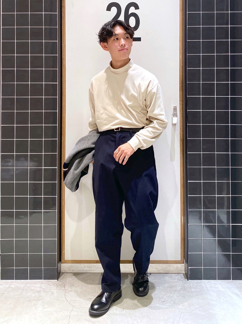 「テーパードパンツ、カーディガン、ビッグシルエット、ニットカーディガン、ハイネック、ストライプ、ロンT、ワイドパンツ、革靴、バルーンパンツ、タックイン、きれいめカジュアル、ニコアンド、niko and ...、ニコアンド(niko and...)」｜「niko and...のピーチPEモックネックプルオーバー（Tシャツ/カットソー、ベージュ系）」を使った、ぜっきーさん（メンズ・165cm）の冬コーディネートの5枚目の写真