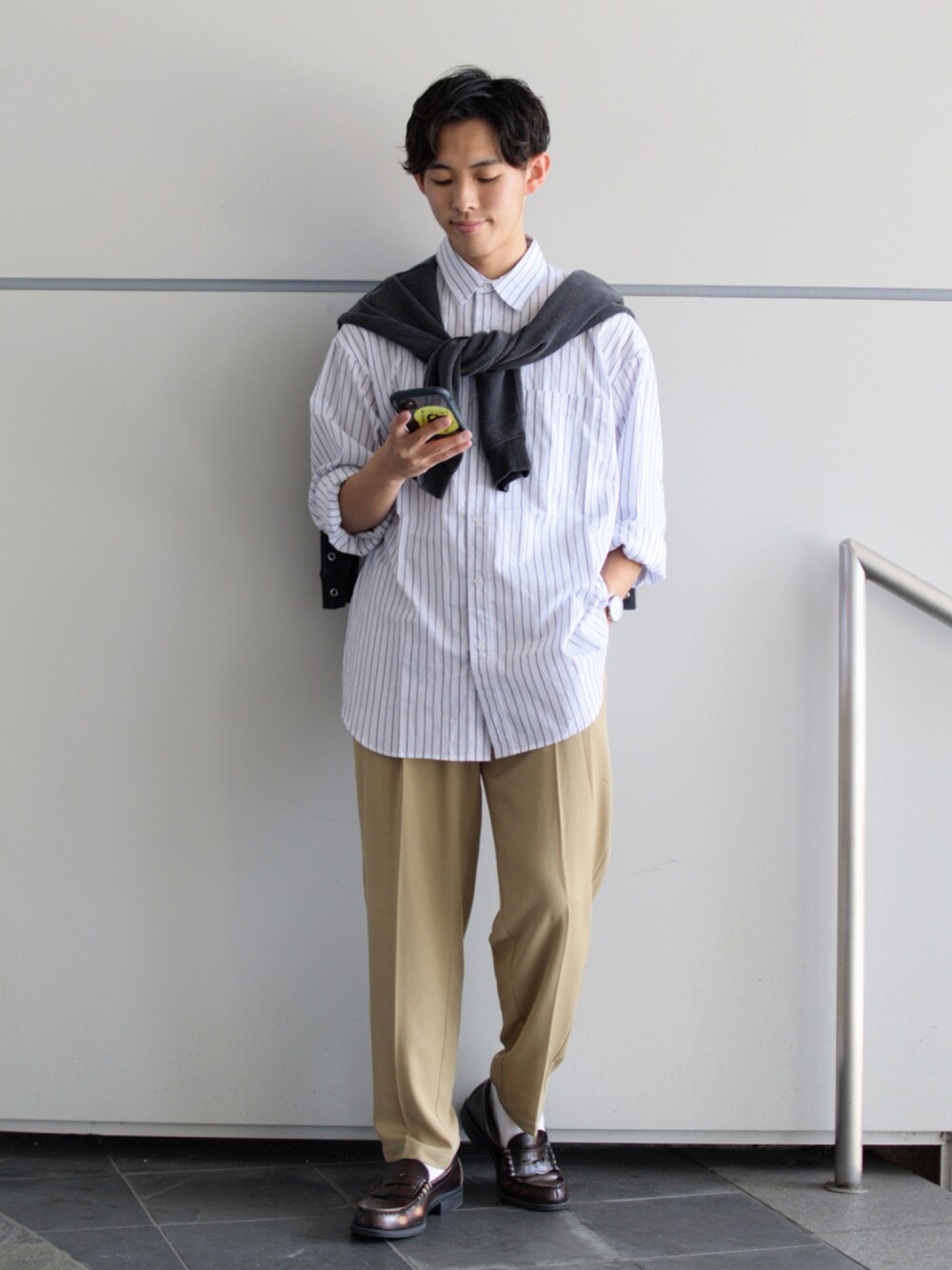「niko and ...、ニコアンド、白シャツ、ストライプシャツ、スウェット、肩掛け、ワイドパンツ、スラックス、ベージュパンツ、ローファー、きれいめカジュアル、キレイめ、シンプル、ゆるコーデ、低身長」｜「niko and...のオーバーサイズストライプシャツ（シャツ/ブラウス、ホワイト系）」を使った、ぜっきーさん（メンズ・165cm）の夏コーディネートの1枚目の写真