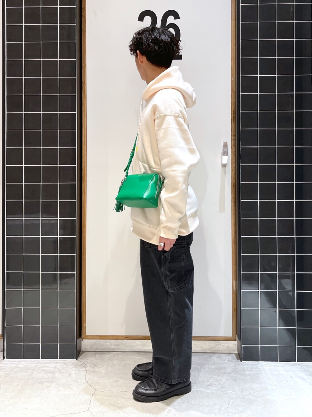 「niko and ...、ニコアンド、白パーカー、パーカー、パーカーコーデ、ワイドパンツ、ワイドデニム、ペインターパンツ、革靴、KLEMAN、ショルダーバッグ、低身長コーデ、グリーン、ビッグシルエット、グリーンバッグ」｜「niko and...の速乾パイル起毛パーカー（パーカー、ベージュ系）」を使った、ぜっきーさん（メンズ・165cm）の冬コーディネートの3枚目の写真