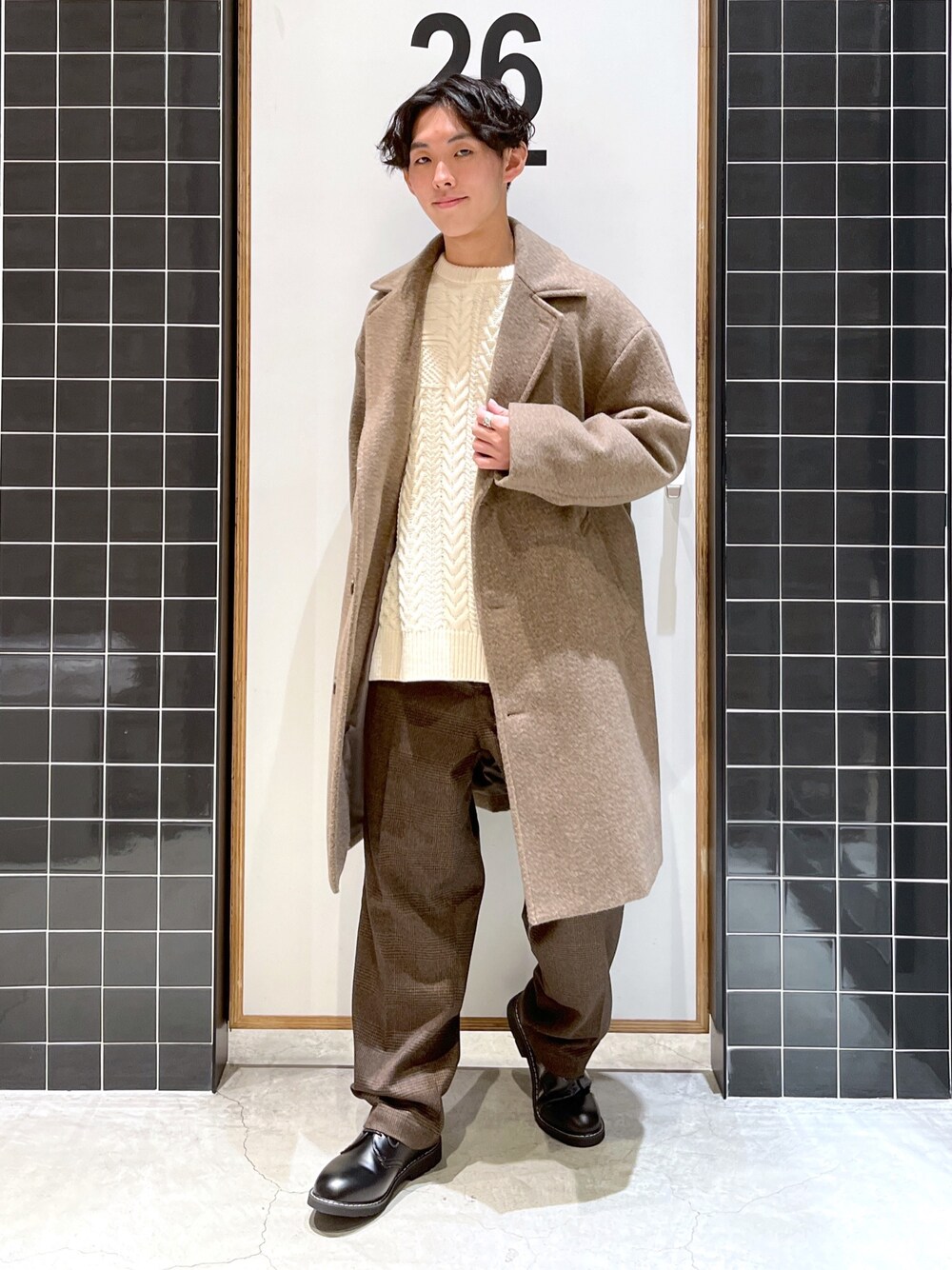 「クリスマスに着たい服、チェック柄に恋してる、ロングコート、チェスターコート、ビッグシルエット、アランニット、ニット、ワイドパンツ、スラックス、チェックパンツ、革靴、冬コーデ、低身長コーデ、きれいめカジュアル、ワントーンコーデ」｜「niko and...のPEネップ起毛コート（チェスターコート、その他）」を使った、ぜっきーさん（メンズ・165cm）の冬コーディネートの1枚目の写真