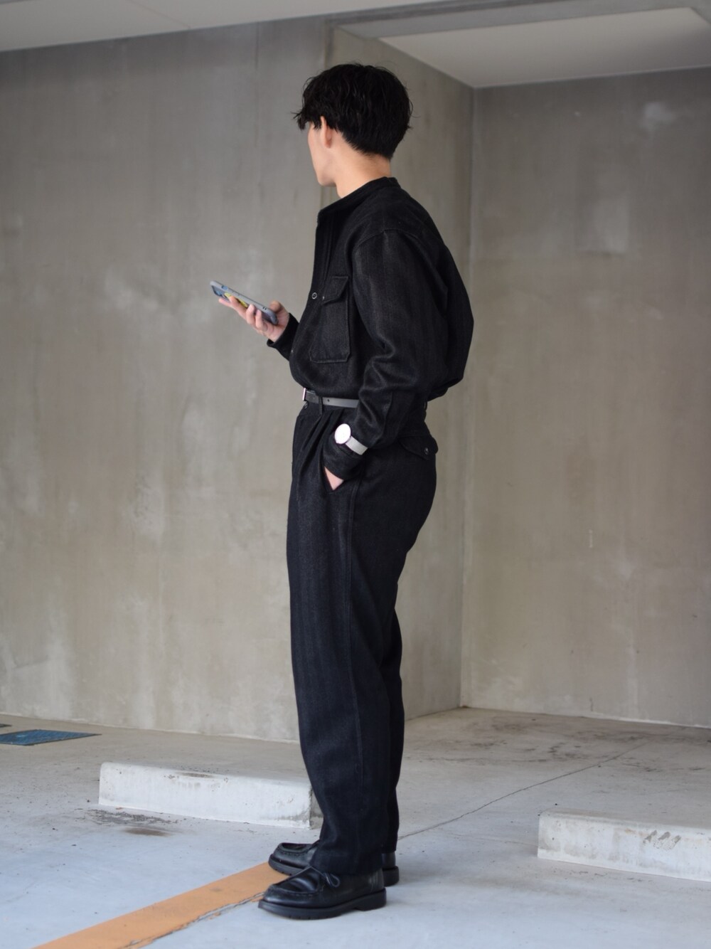 「niko and ...、ニコアンド、ニコアンド(niko and...)、セットアップ、革靴、タックイン、ノーカラーシャツ、CPOジャケット、ワイドパンツ、テーパードパンツ、へリンボーン、オールブラック、モノトーン、低身長コーデ、ビッグシルエット」｜「niko and...の[セットアップ対応]ヘリンボーンバンドシャツ（シャツ/ブラウス、グレー系）」を使った、ぜっきーさん（メンズ・165cm）の冬コーディネートの3枚目の写真