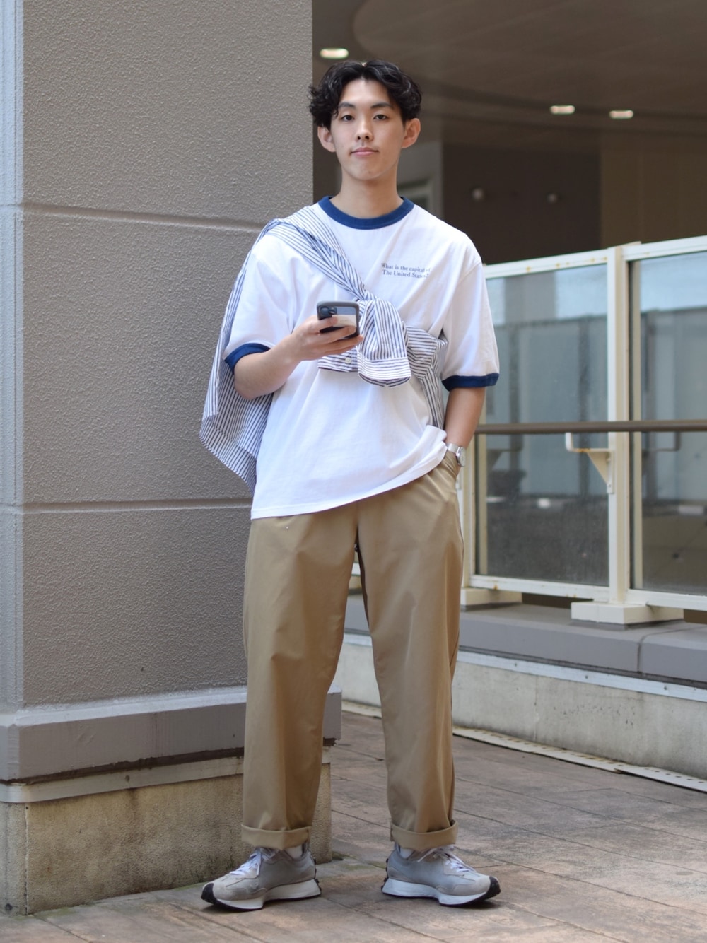 「niko and ...、ニコアンド、SCREEN STARS、リンガーTシャツ、白Tシャツ、ロゴT、肩掛け、ストライプシャツ、ワイドパンツ、ベージュパンツ、厚底シューズ、New Balance、きれいめカジュアル、春夏コーデ、低身長コーデ」｜「SCREEN STARSの【SCREEN STARS(スクリーンスターズ)】別注リンガーTシャツ（Tシャツ/カットソー、ブルー系）」を使った、ぜっきーさん（メンズ・165cm）の春コーディネートの1枚目の写真