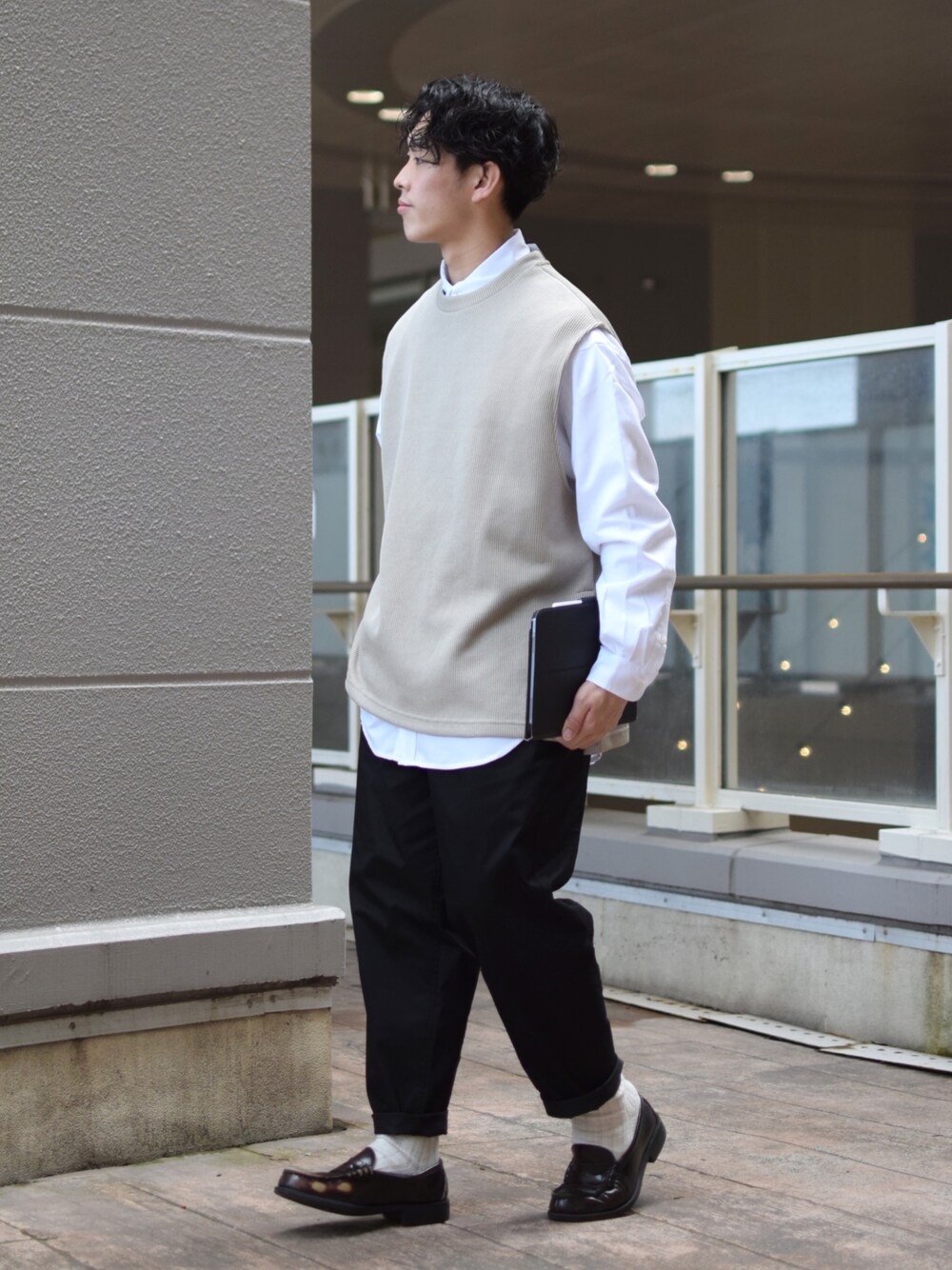 「niko and ...、ニコアンド、白シャツ、シャツスタイル、ベスト、黒パンツ、ワイドパンツ、テーパードパンツ、ローファー、革靴、きれいめカジュアル、レイヤードスタイル、春コーデ、ビッグシルエット、低身長コーデ」｜「niko and...のオックスボタンダウンビッグシャツ（シャツ/ブラウス、ホワイト系）」を使った、ぜっきーさん（メンズ・165cm）の春コーディネートの3枚目の写真