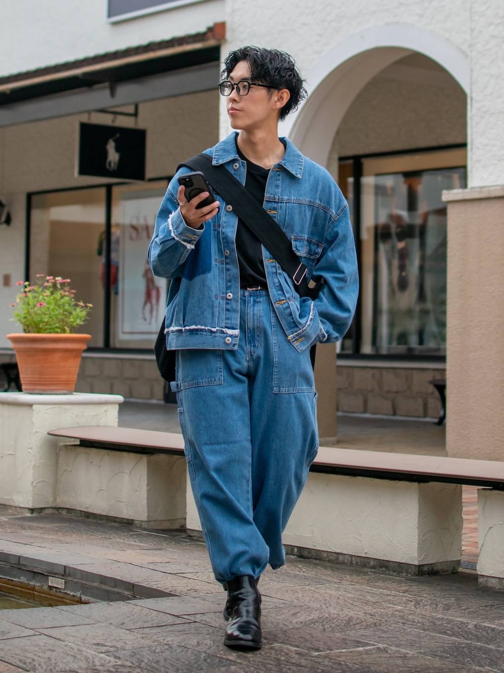 「低身長、体型カバー、ゆったり、niko and ...、セットアップ、デニムジャケット、デニムパンツ、Tシャツ、NKJコーデ_niko and ...」｜「niko and...のウェリントンカラーサングラス（サングラス、その他）」を使った、ぜっきーさん（メンズ・165cm）の夏コーディネートの1枚目の写真