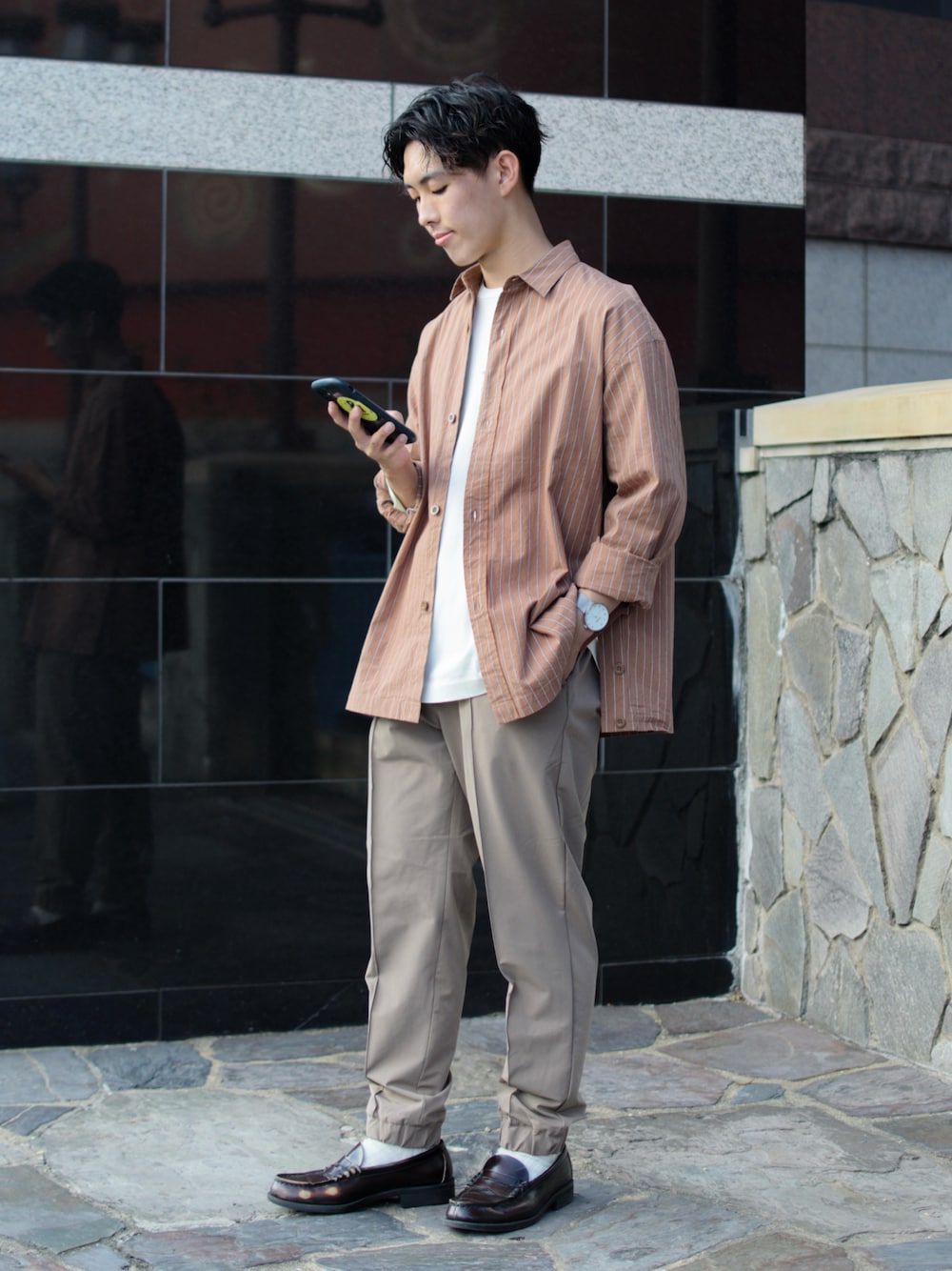 「niko and ...、ニコアンド、ストライプシャツ、ビッグシャツ、ブラウンコーデ、7分袖、ビッグT、白Tシャツ、ワイドパンツ、テーパードパンツ、ローファー、革靴、きれいめカジュアル、シンプルコーデ、秋服準備はじめました」｜「niko and...の脇開きストライプシャツ（シャツ/ブラウス、ブラウン系）」を使った、ぜっきーさん（メンズ・165cm）の夏コーディネートの1枚目の写真