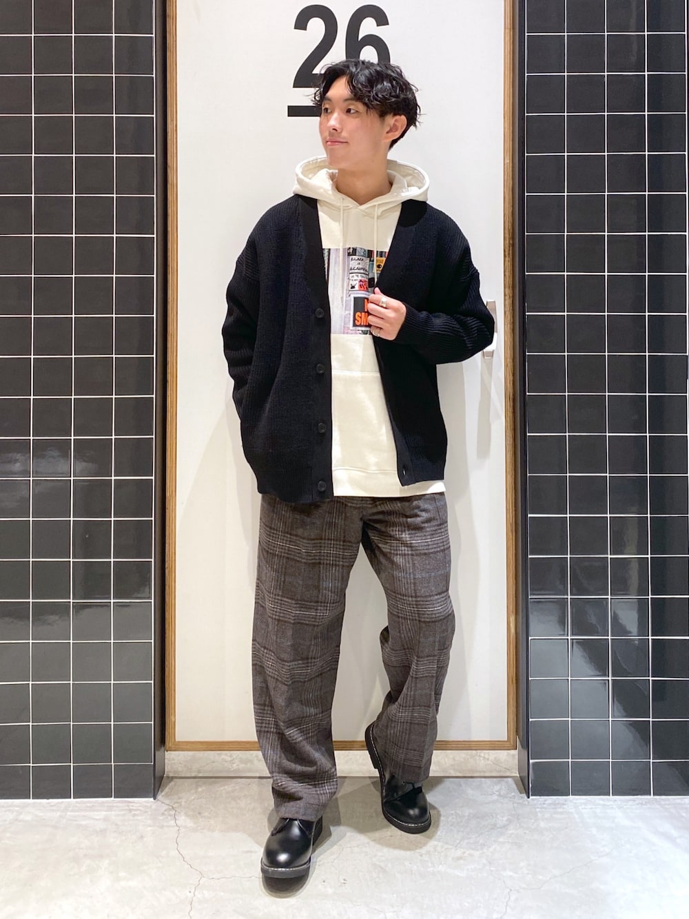 「カーディガン、ビッグシルエット、パーカー、ニットカーディガン、モノトーン、オーバーサイズ、ワイドパンツ、チェックパンツ、革靴、シンプルコーデ、ニコアンド、カジュアルコーデ、白パーカー、niko and ...、ニコアンド(niko and...)」｜「niko and...の三杢BIGVネックニットカーディガン（カーディガン/ボレロ、ブラック系）」を使った、ぜっきーさん（メンズ・165cm）の冬コーディネートの1枚目の写真