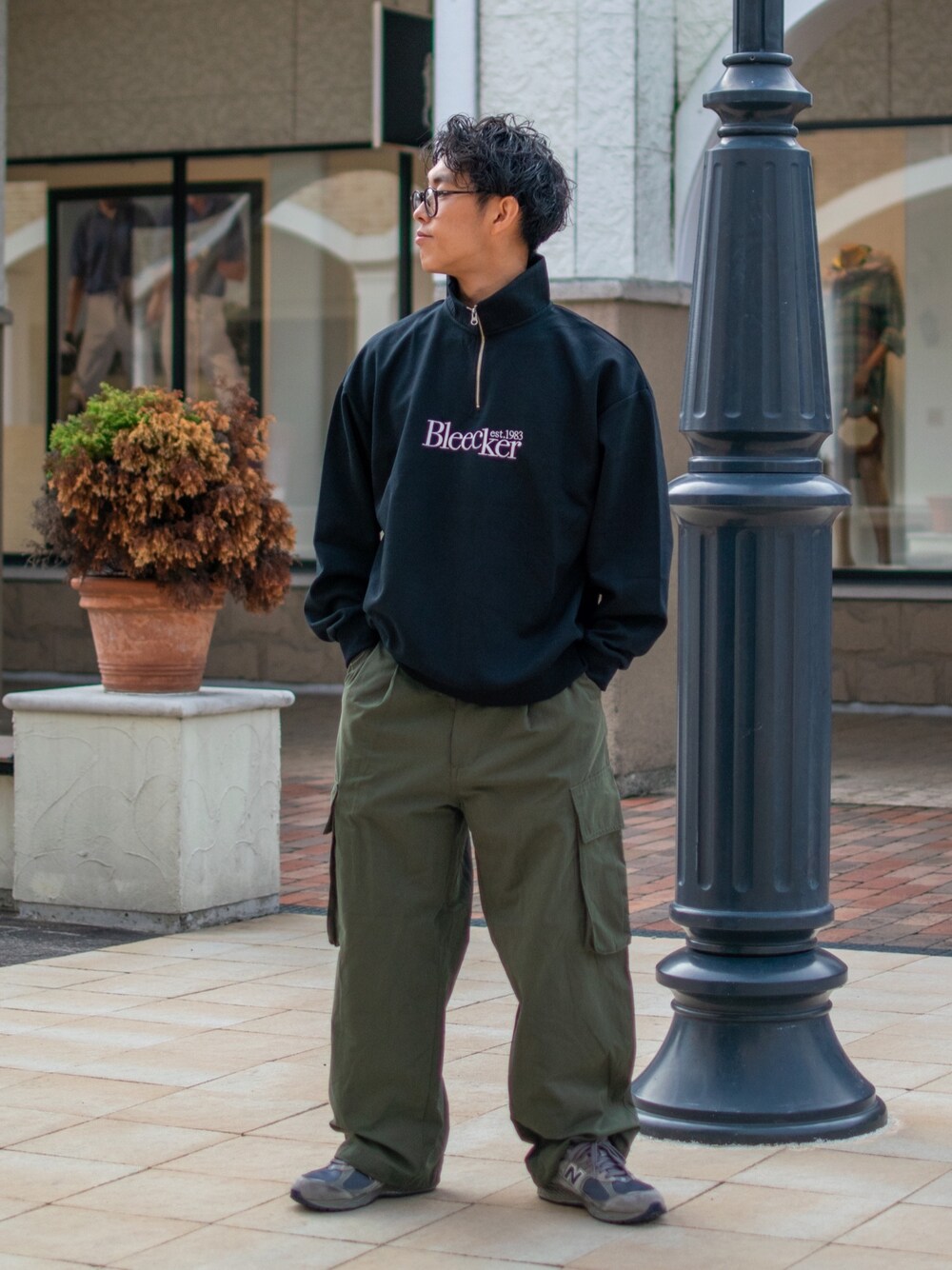 「秋服まるっと大公開、スポーツミックス、お出かけコーデ、シンプルコーデ、スウェット、ロゴスウェット、ハーフジップ、ワイドパンツ、カーゴパンツ、スニーカー、低身長、低身長コーデ、niko and ...、ニコアンド、メガネ男子」｜「NEW BALANCEのM2002R GTX（スニーカー、グレー系）」を使った、ぜっきーさん（メンズ・165cm）の秋コーディネートの1枚目の写真